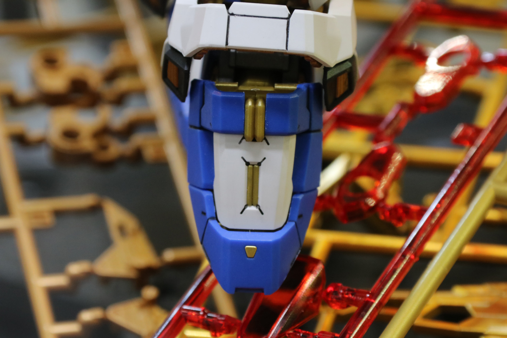 足先の細かな金色も内部フレームの露出で表現されている