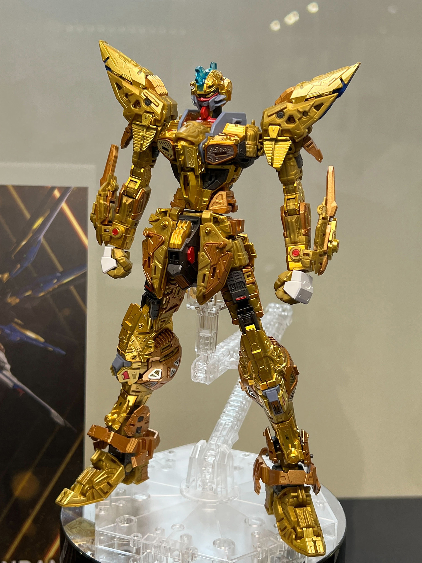 金色の内部フレームは1色ではなく、各パーツの色の違いで極限のクオリティを表現