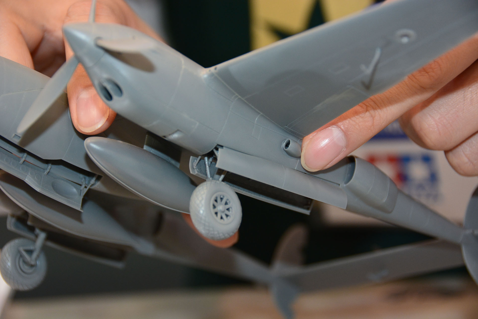 上がP-38Jで、下がP-38F/G。開発者が指で示している胴体側面の「排気タービン過給機」が大型化しているのがわかる