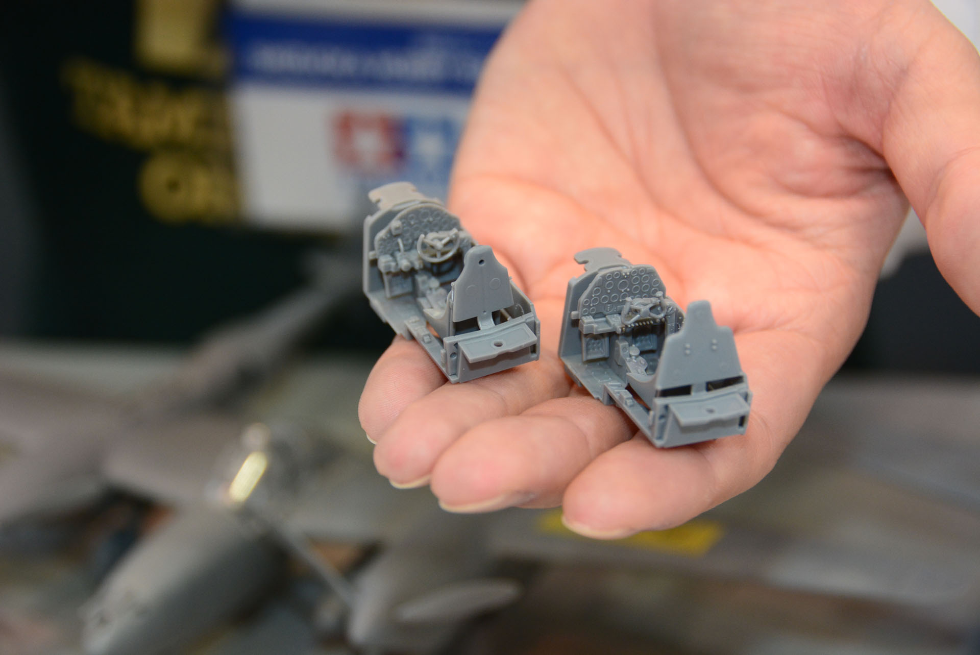 こちらも右がP-38J。計器類がすっきりしている