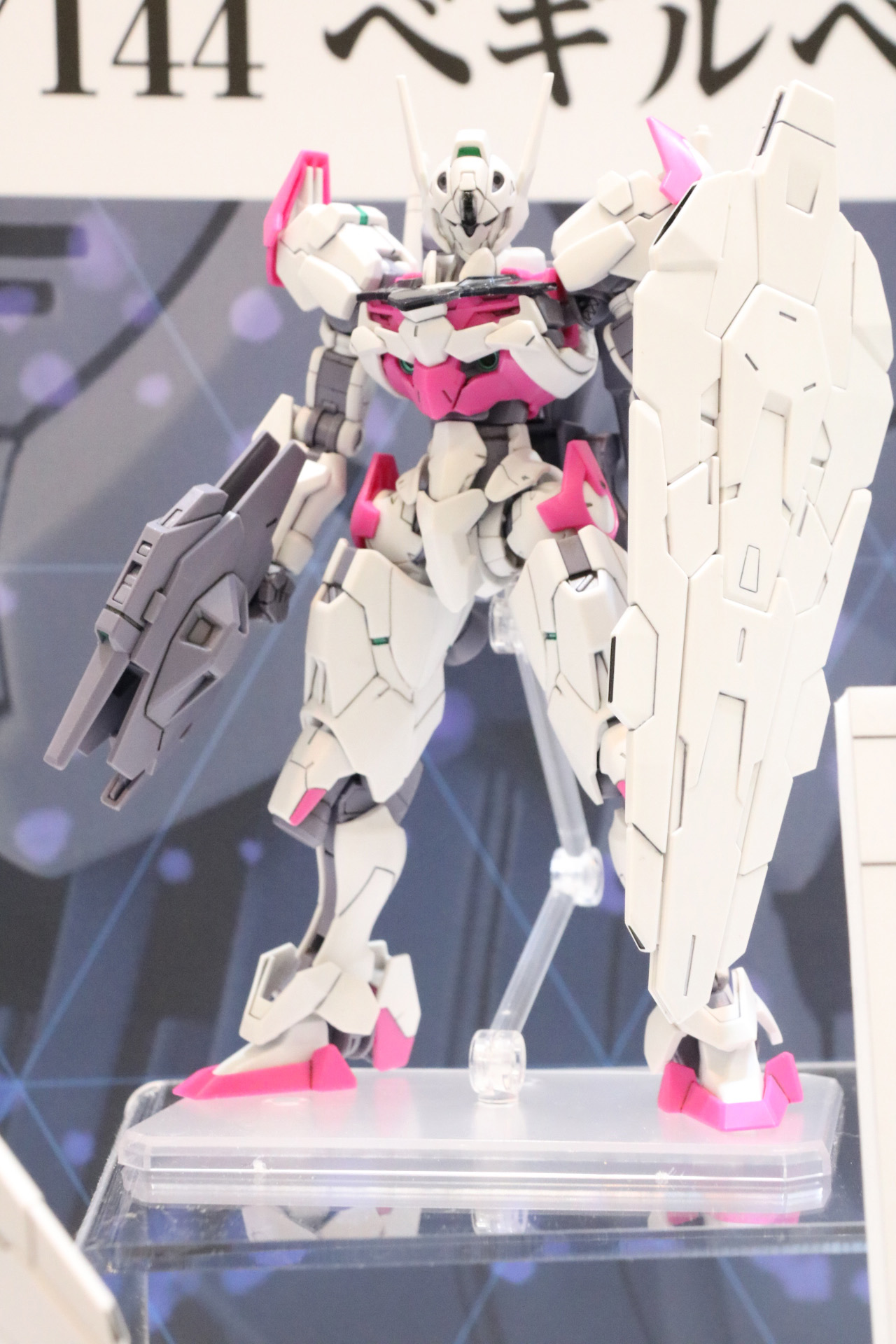 エッジの効いたデザインに盾と銃と「ガンダム」らしいシルエット