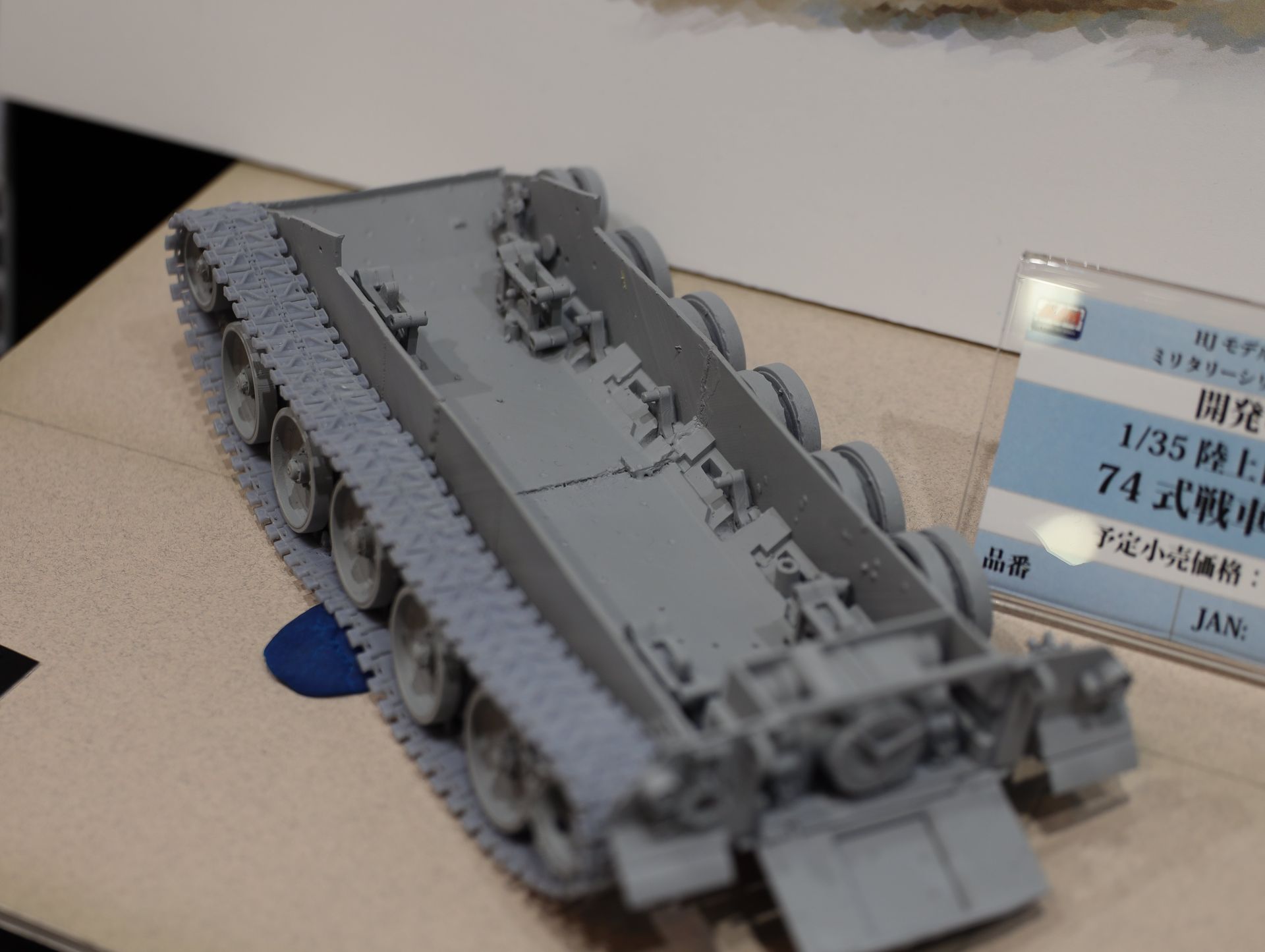 油気圧式サスペンションを再現するために駆動輪と補助輪が動くギミックが採り入れられている