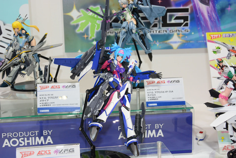 静岡ホビーショー】超重量級「可変爆撃機」と美少女！ プラモデル「VFG