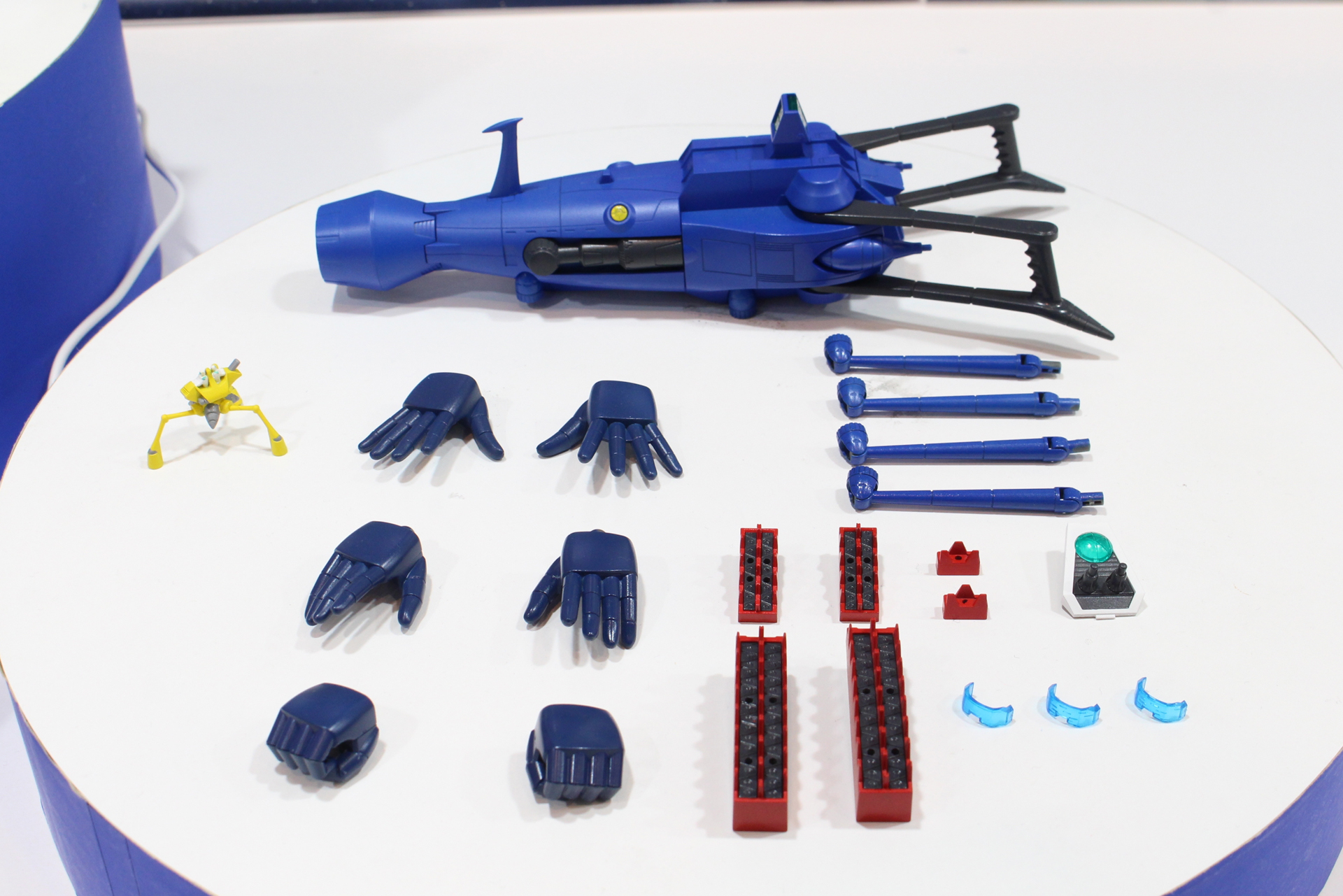 波導ガン、ハンドパーツ4種、バイザーパーツ3種、ミサイル発射時の交換パーツなど、組み立て後の姿も豊富