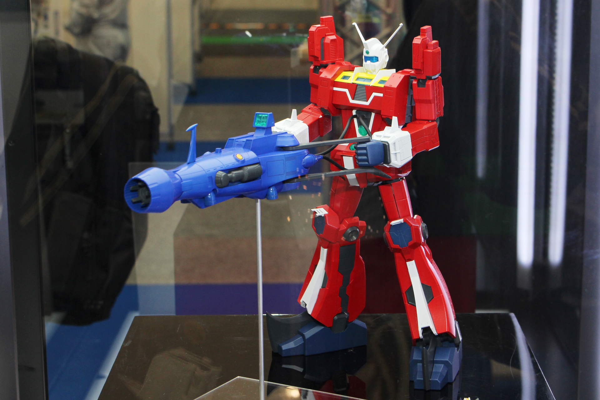 波導ガンを構えたスタイル。ボリュームはかなりのものだ