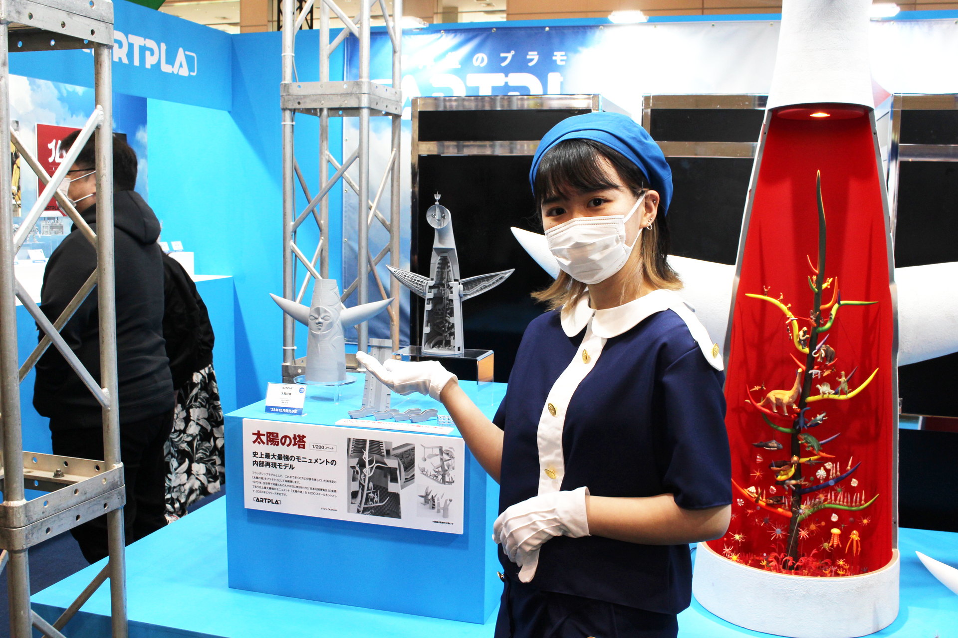 海洋堂ブースは太陽の塔の造形を正面に設置し、1970年大阪万博をほうふつとさせる衣装を身に付けたコンパニオンさんが案内していた