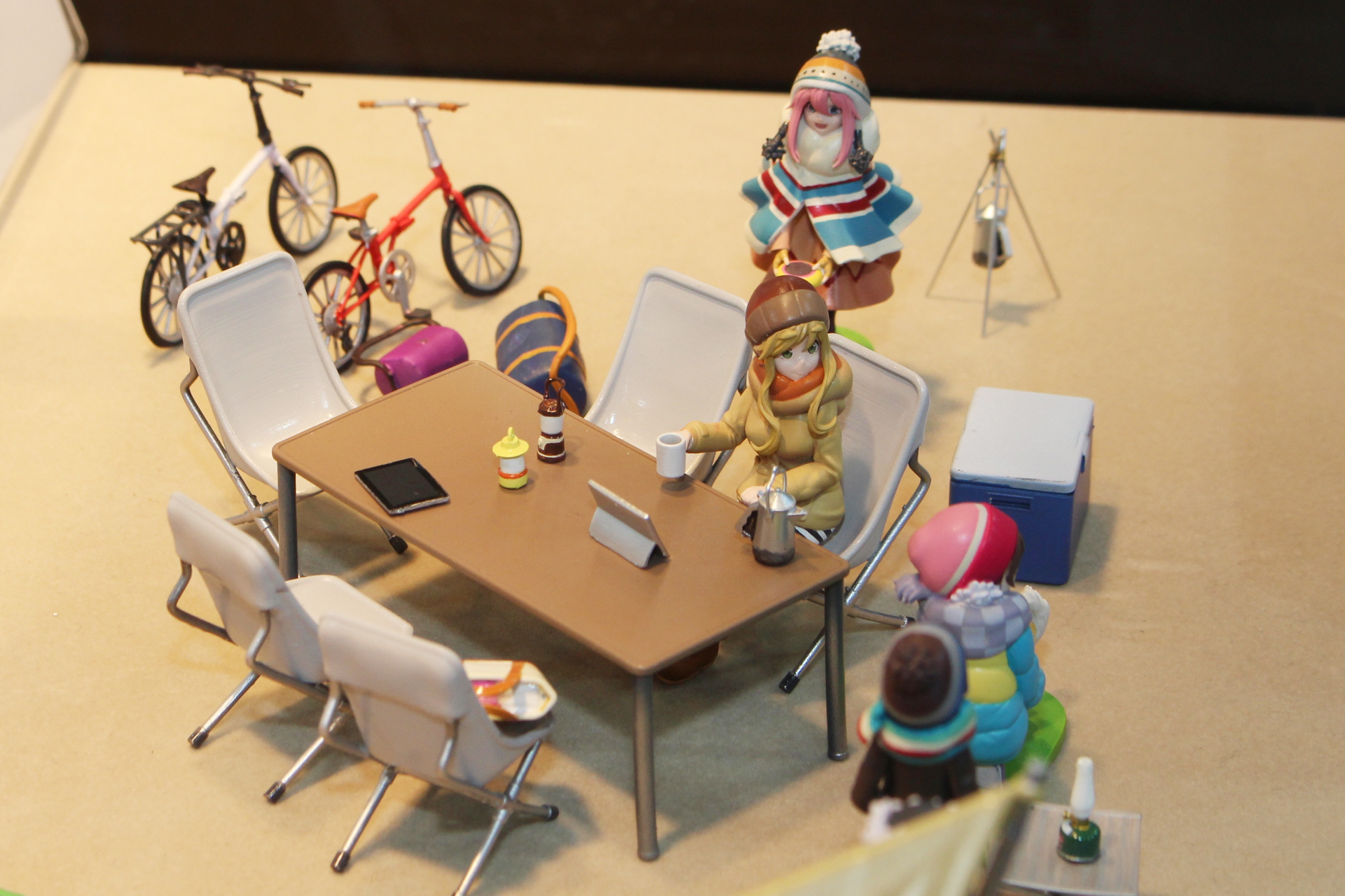 1/24のアニメスケールにて登場。作り込まれたキャンプ道具にも注目