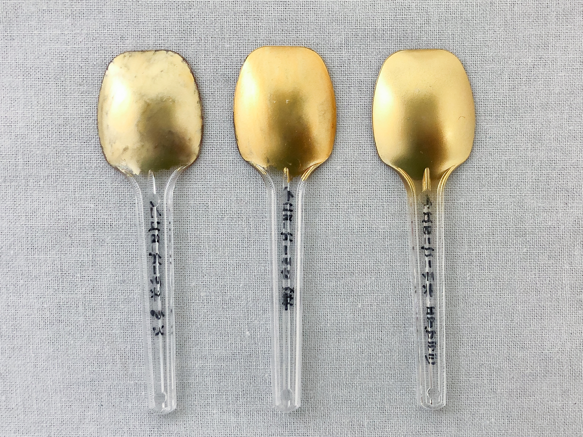 塗装テストを行なった「GSIクレオス ガンダムマーカーEX イエローゴールド」。左からマーカーそのまま、筆塗り、「GSIクレオス ガンダムマーカーエアブラシシステム」にて塗装しました。深みのあるゴールドに仕上がっています。