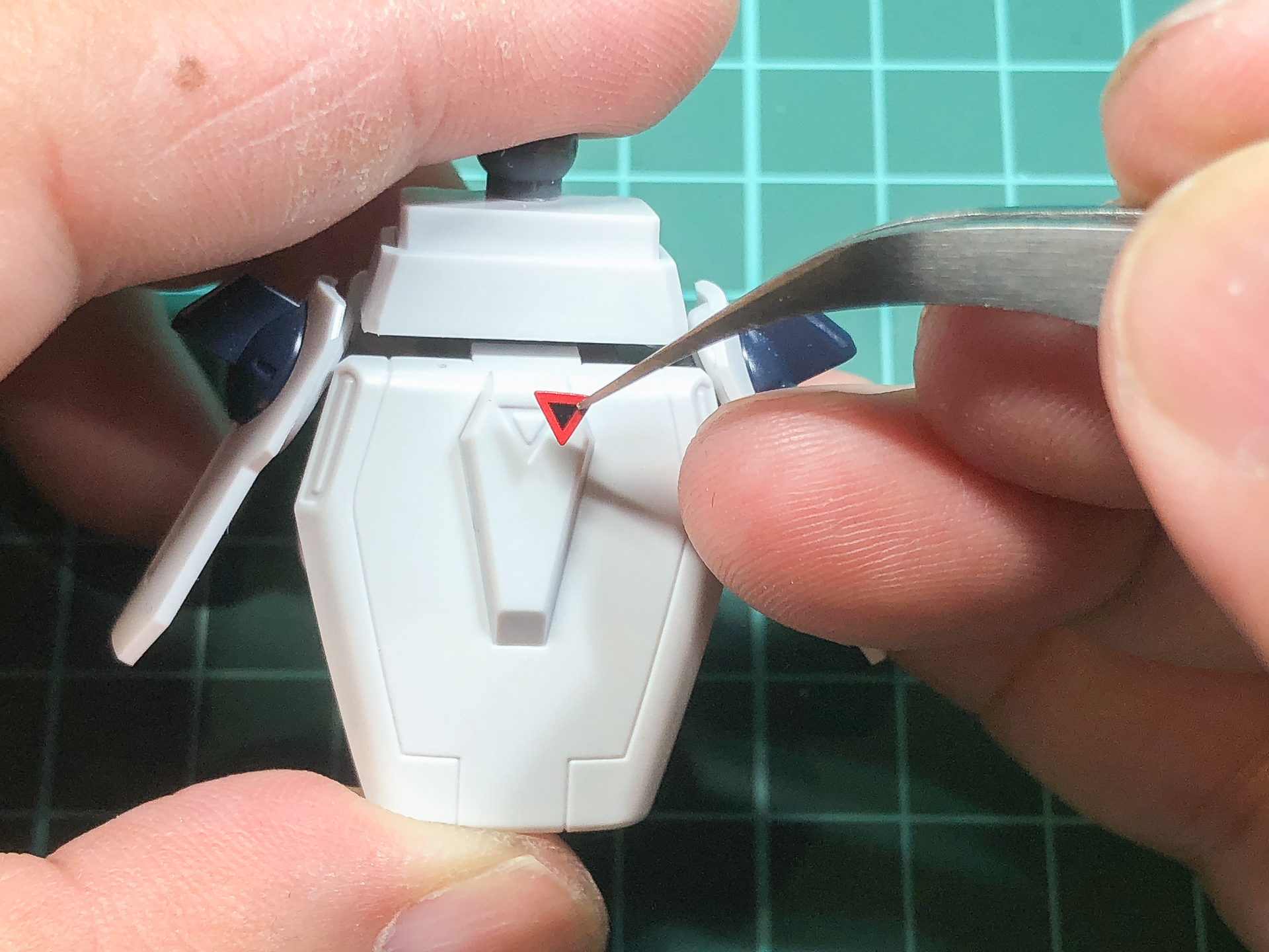 シールを貼る際は粘着面を触ってしまわないように、ピンセットで位置を合わせます。