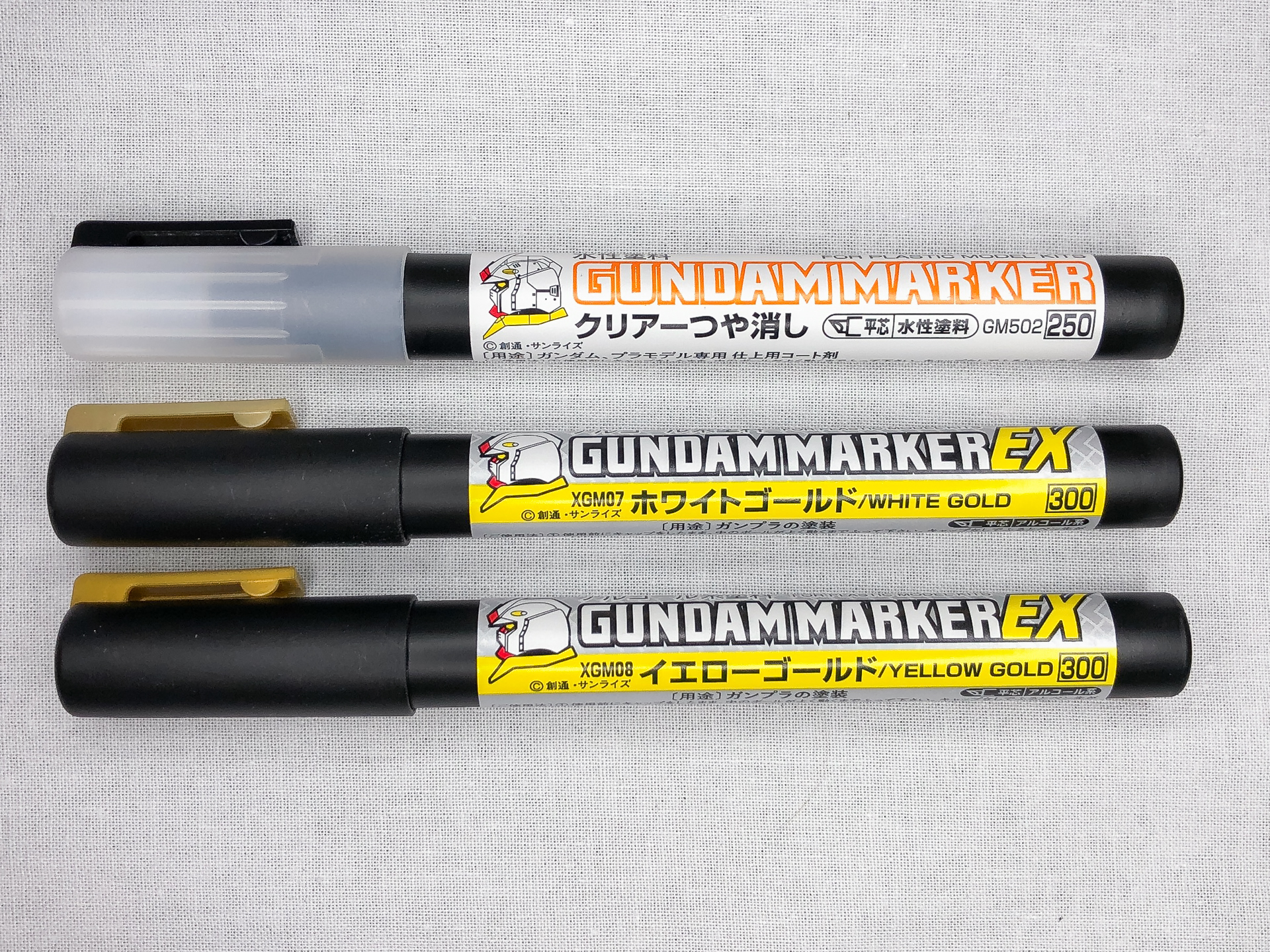 今回使用したガンダムマーカー。新発売の2色に加え「GSIクレオス ガンダムマーカー クリアーつや消し」を使用しました。
