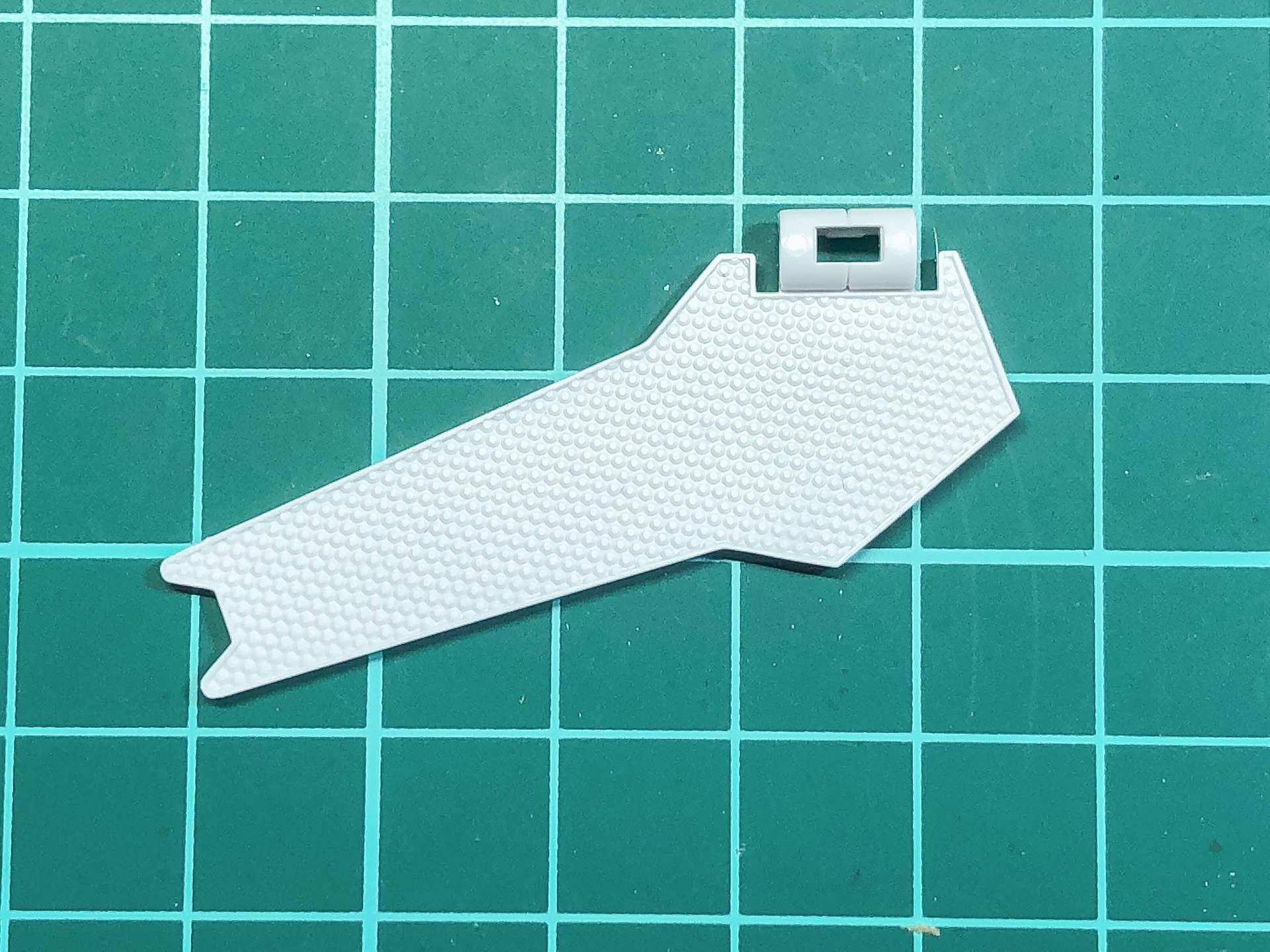 塗装前のリフレクターの1枚。白一色で成型されています。