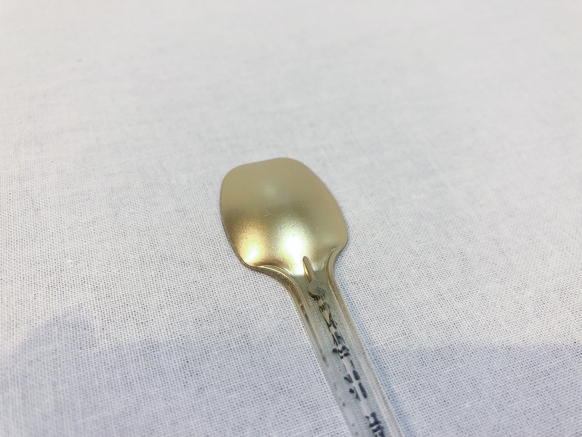 ガンダムマーカーエアブラシシステムで塗装した「GSIクレオス ガンダムマーカーEX ホワイトゴールド」。艶やかな仕上がりとなっています。