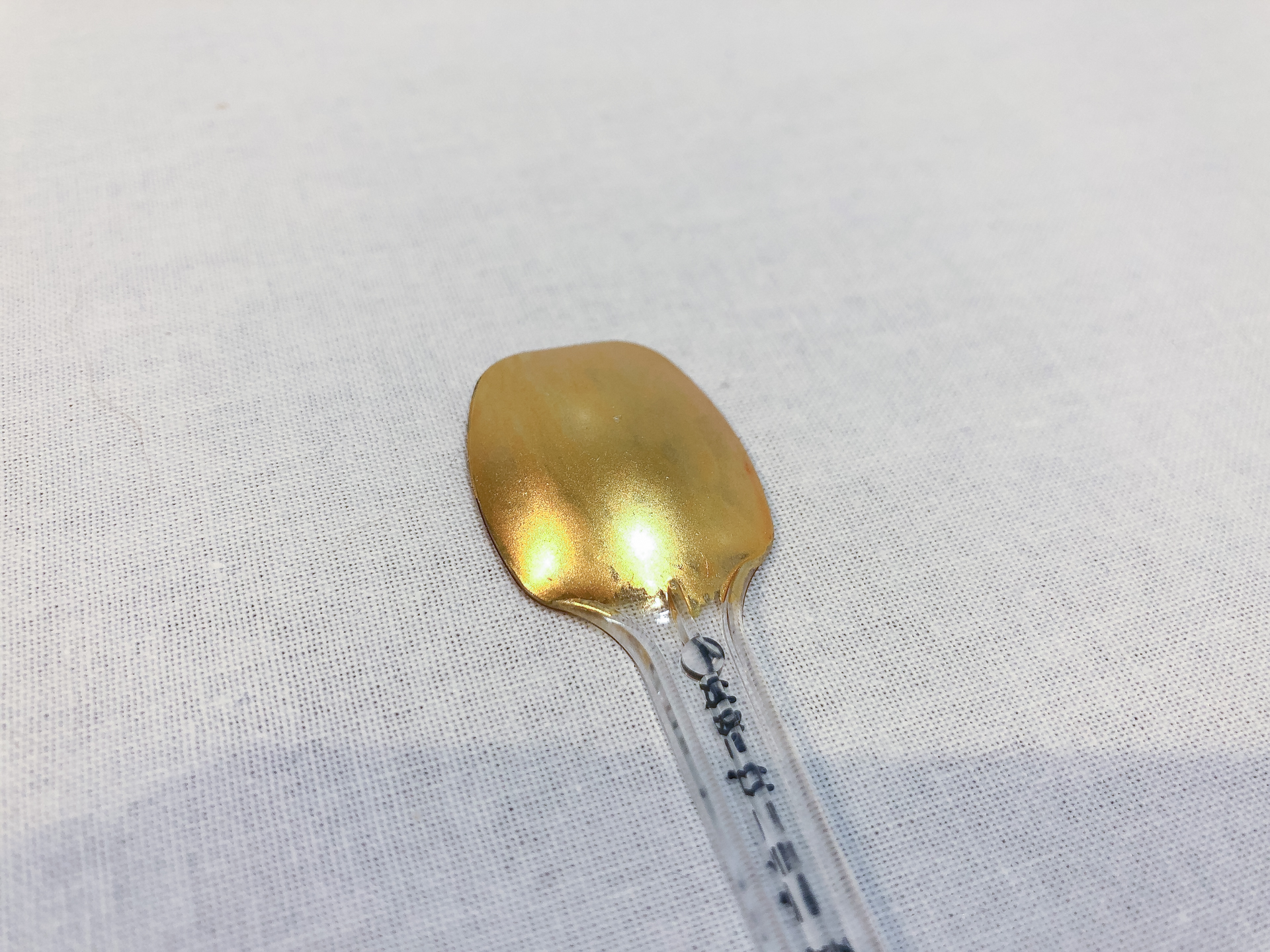 筆塗を行なった「GSIクレオス ガンダムマーカーEX イエローゴールド」。マーカーと同様に塗装ムラが発生しています。また、ホワイトゴールドの時と同様にマーカーの軸先で塗装を行なった場合と比較し、色味が濃くなっています。