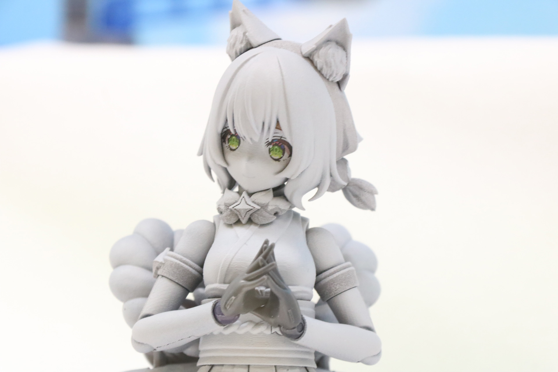 柔らかい表情や首のアクセサリにも注目
