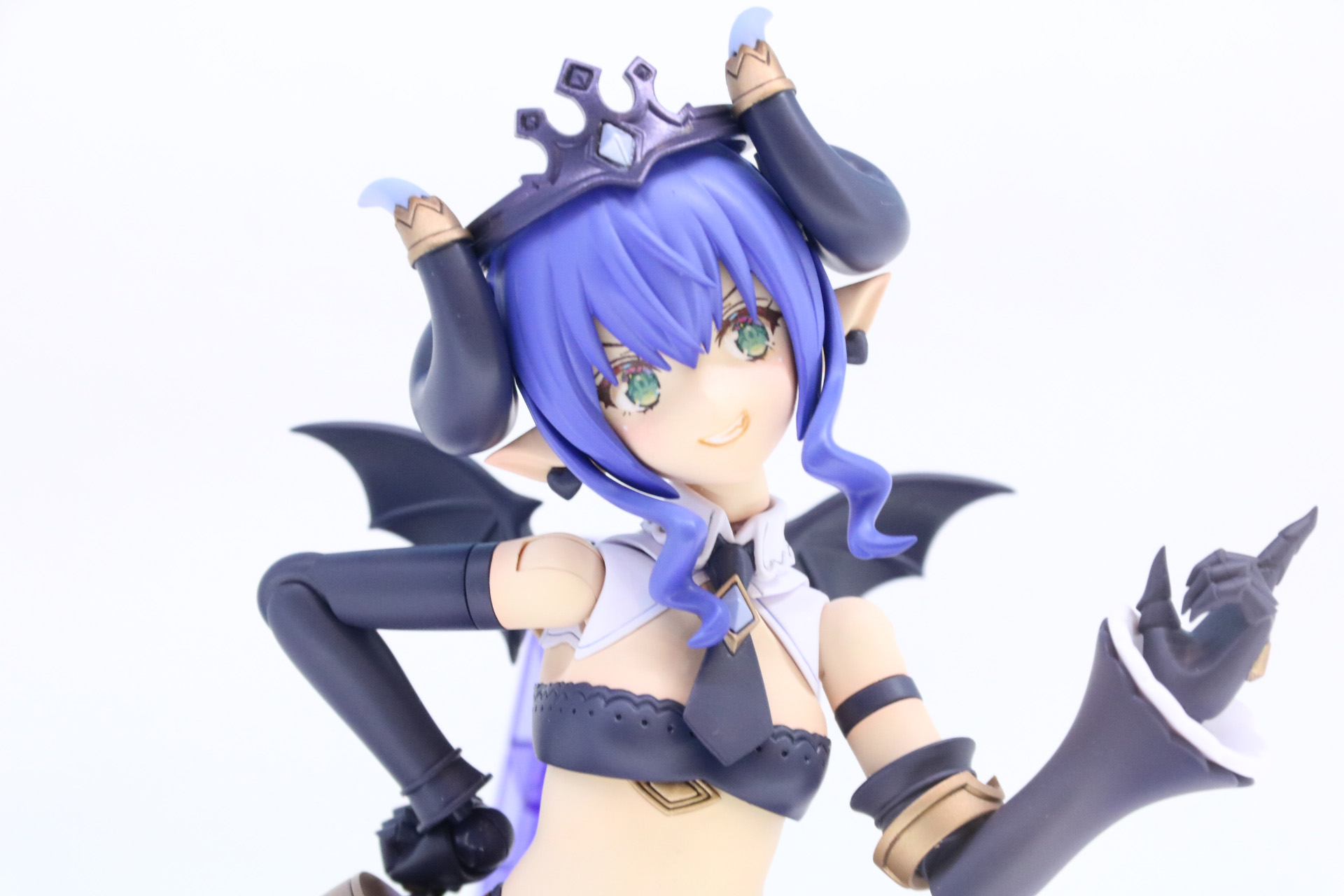 ニヤッといたずらな笑みを浮かべた表情やとんがった耳の形もファンタジックな雰囲気