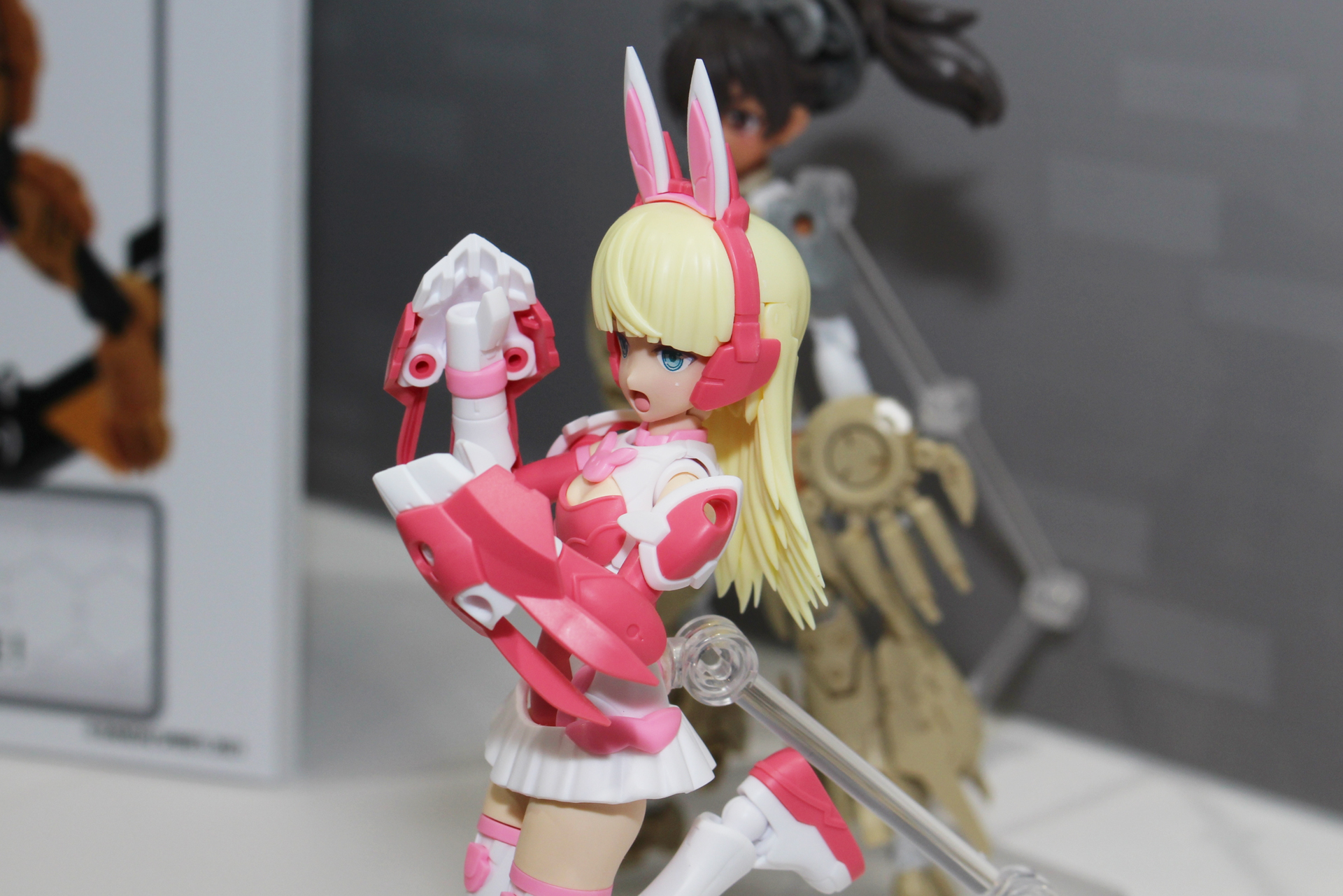 腕や肩にアーマーパーツを備えたリリネル。スカートタイプのスタイルも可愛い