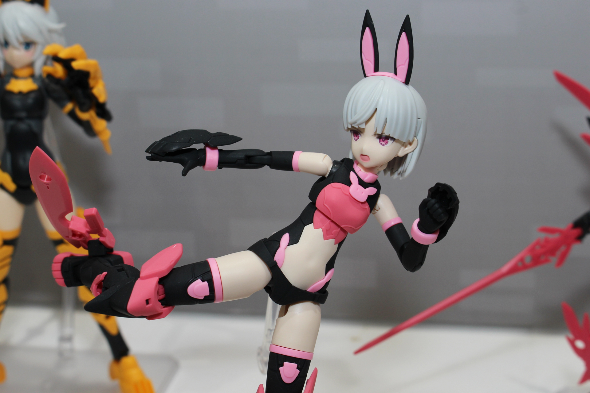 リリネルとは対照的な黒を基調としたララネル。脚部に攻撃的なアーマーパーツを装着