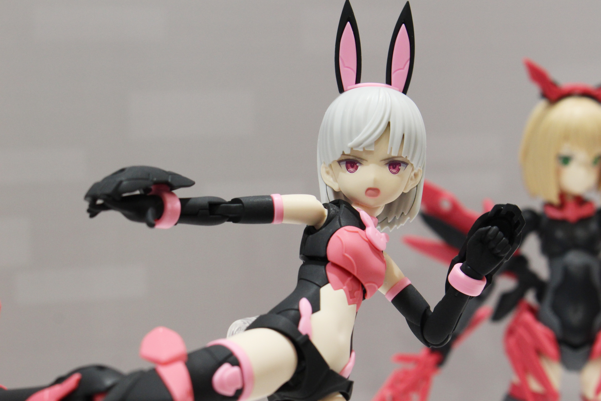 リリネルとは対照的な黒を基調としたララネル。脚部に攻撃的なアーマーパーツを装着