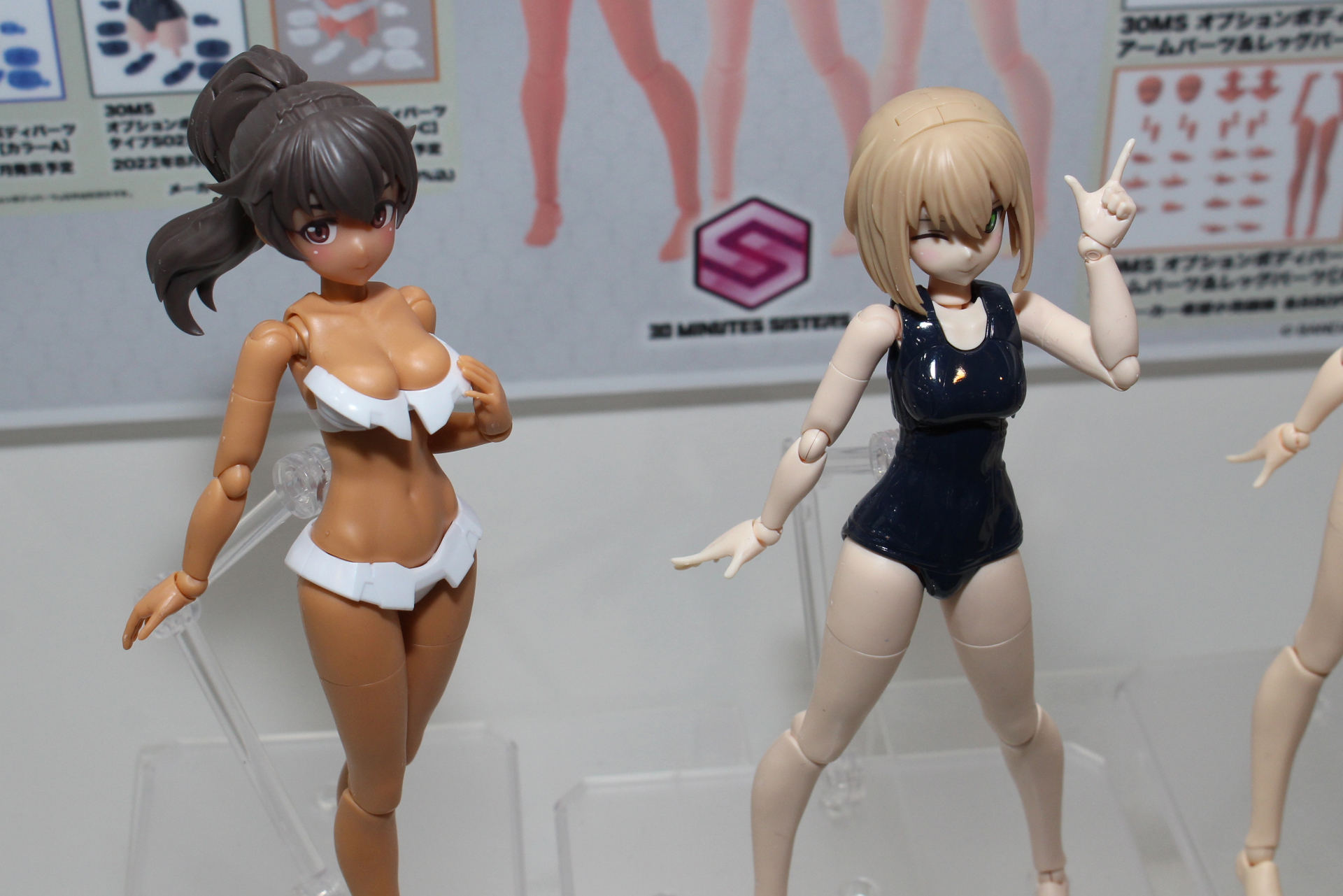 褐色の肌の白水着「タイプS03［カラーC］」（左）と、光沢のあるワンピース「タイプS02［カラーB］」（右）