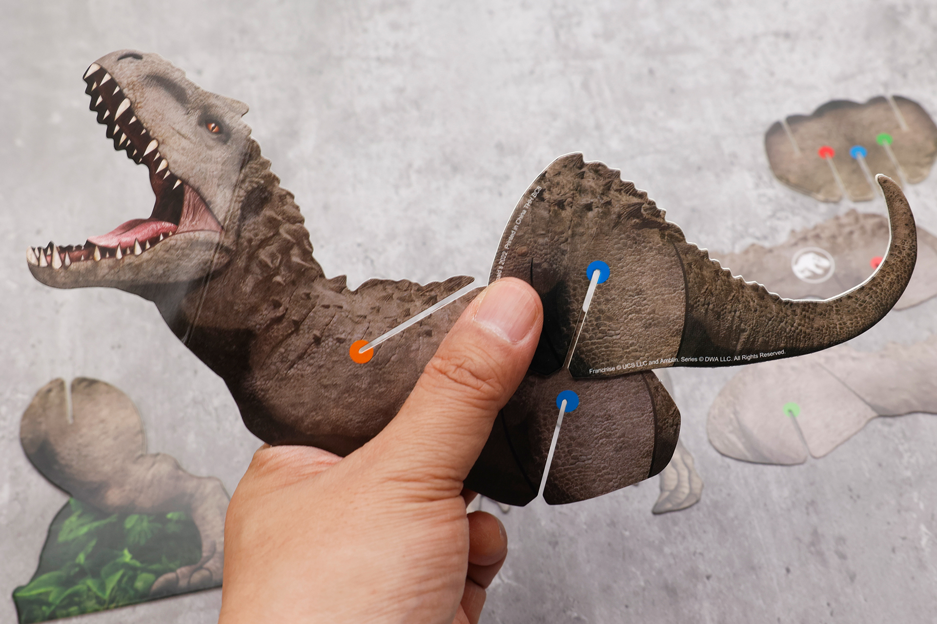 他の恐竜同様に、同色のマークを合わせていく感じで組み立てていく