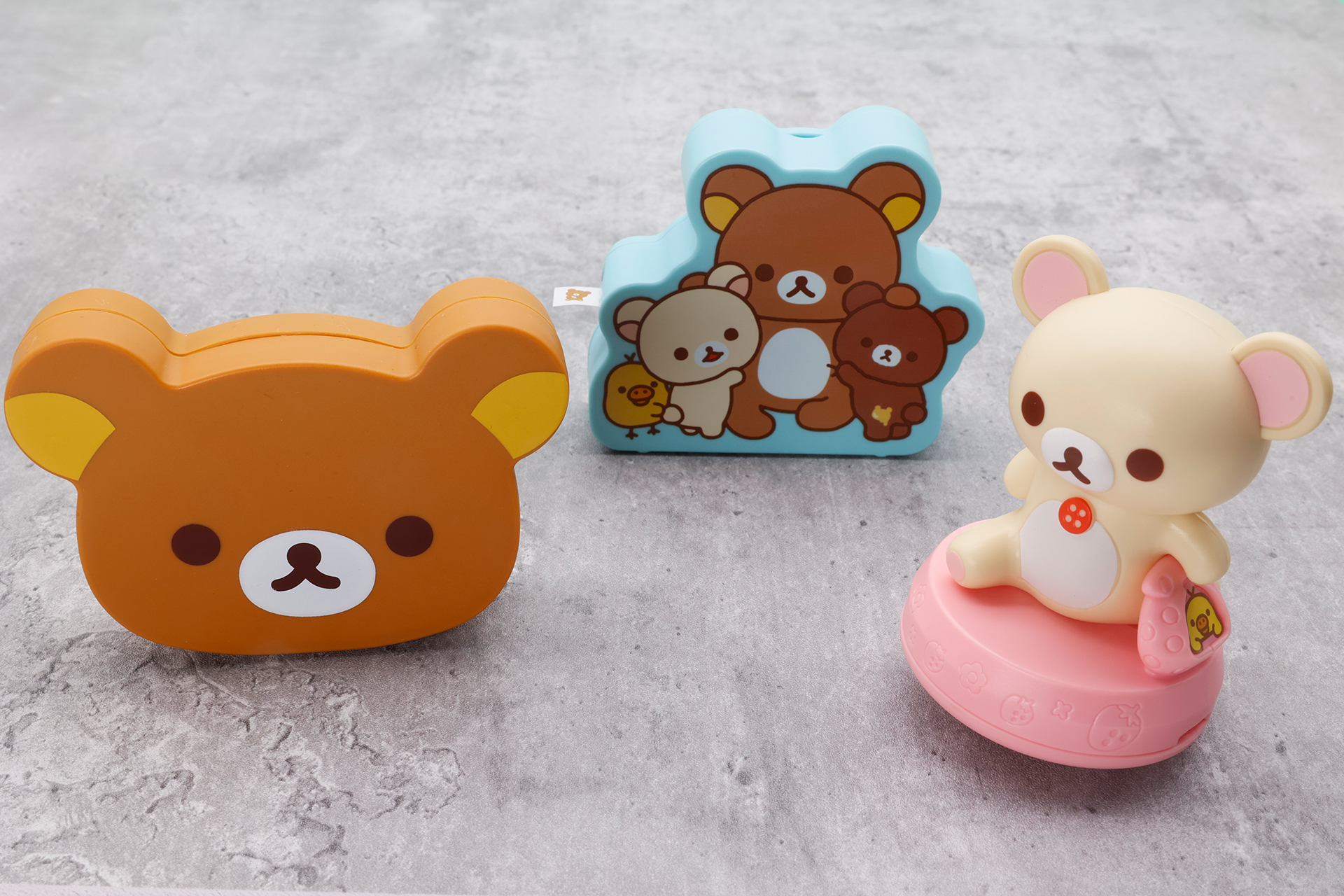 こちらが第1弾のハッピーセット「リラックマ」に登場するおもちゃ。写真左から「リラックマのおえかきセット」、「リラックマのシールディスペンサー」、「コリラックマのゆらゆらスタンプ」