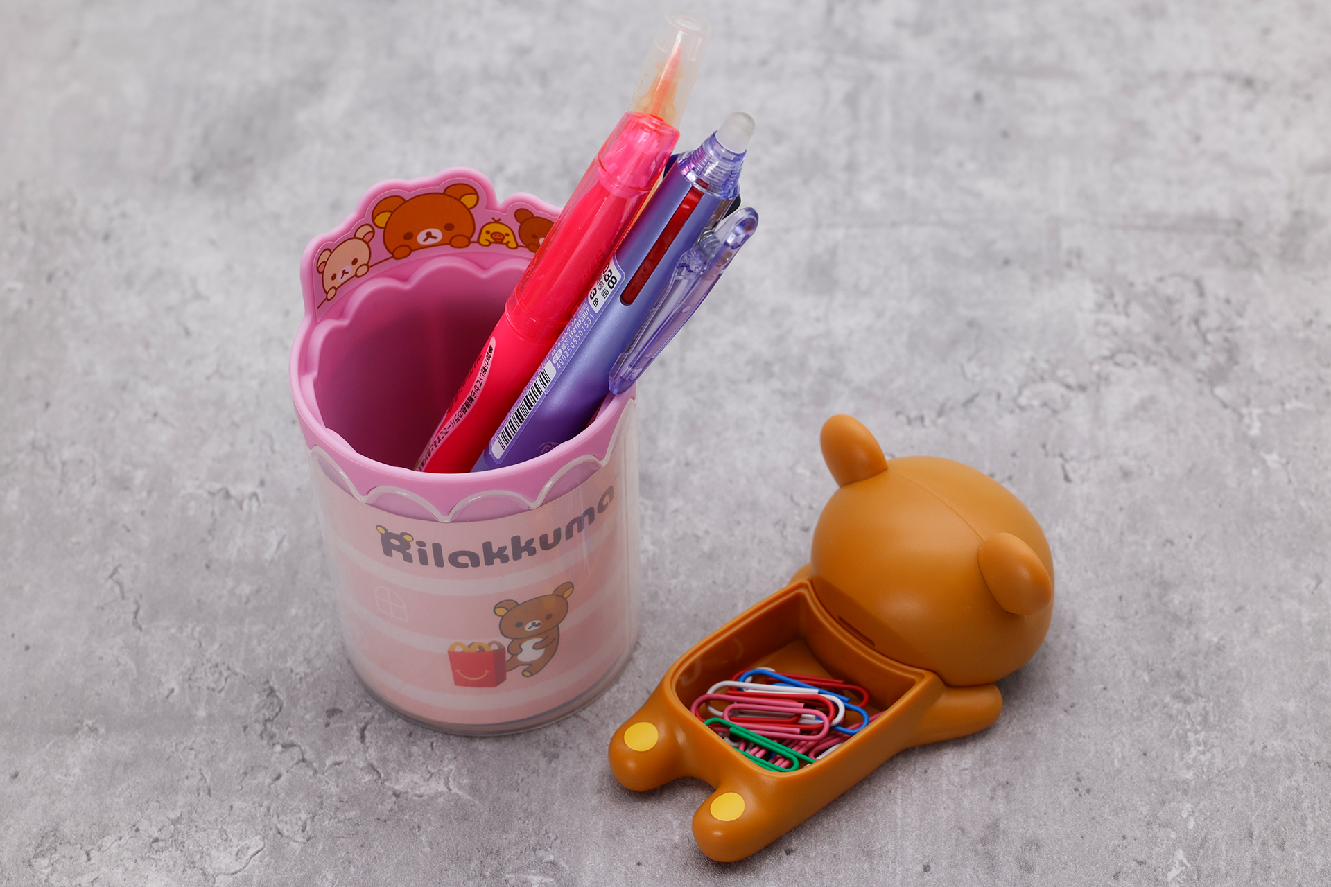 純粋に文房具として使うこともできる（※写真にあるペンやクリップはおもちゃに含まれていない）