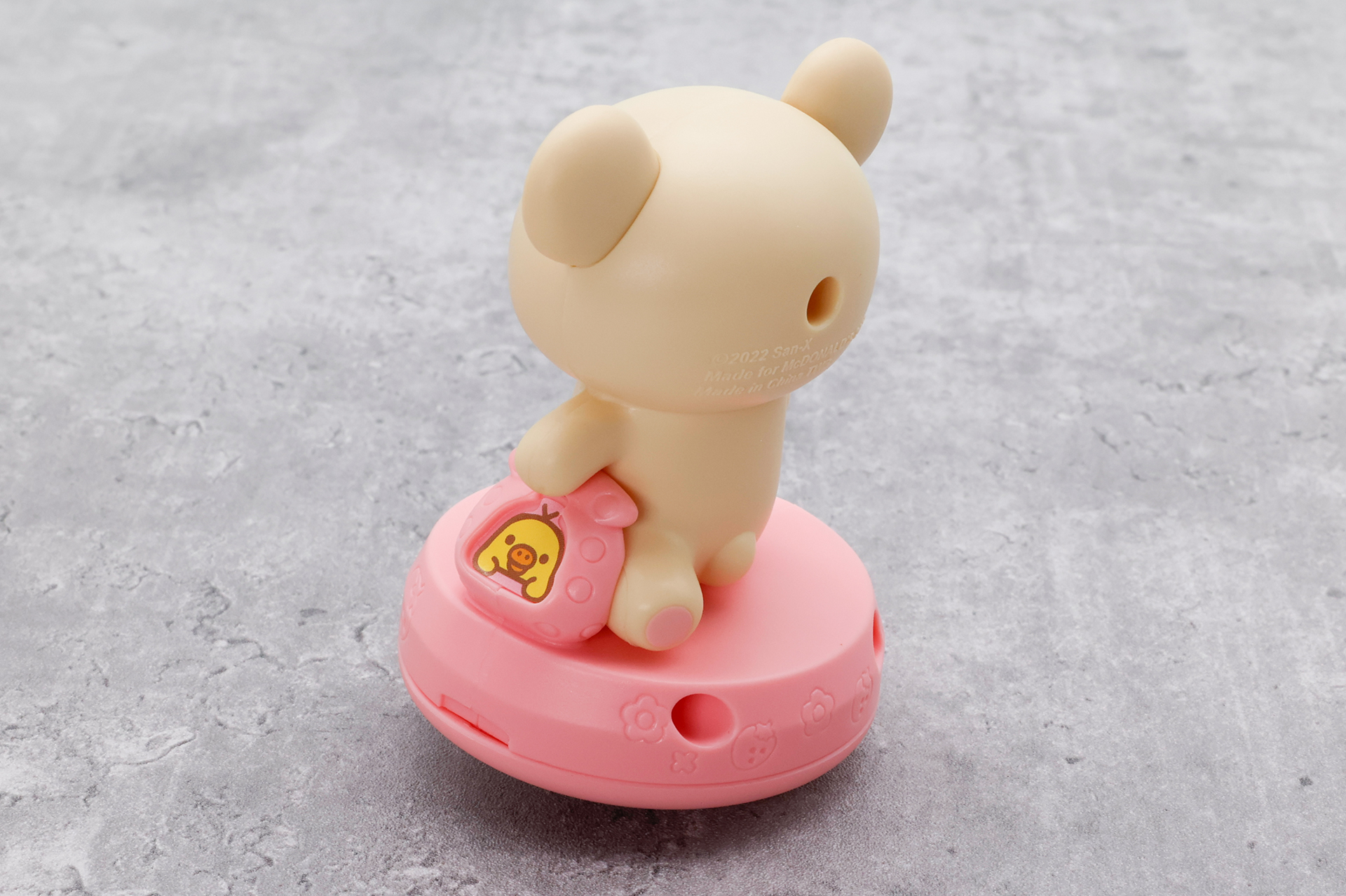 小脇にキイロイトリを抱えているところもおもしろい