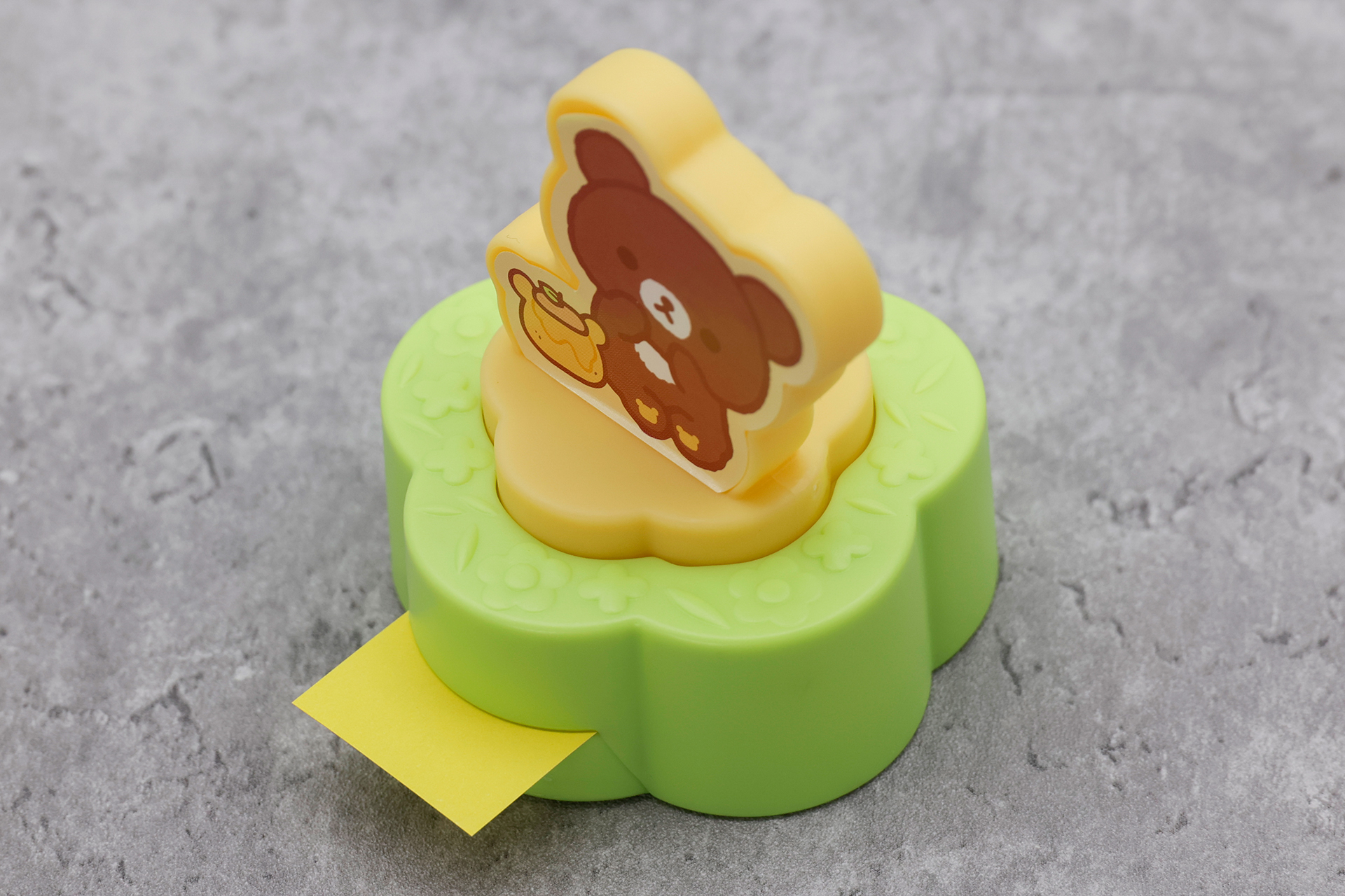 付属の紙は奥まで入れ込もう。セットが完了したら黄色い部分を下に押し込めばOKだ。想像以上に力が必要なので、最初はやや強めに押した方がいいかもしれない