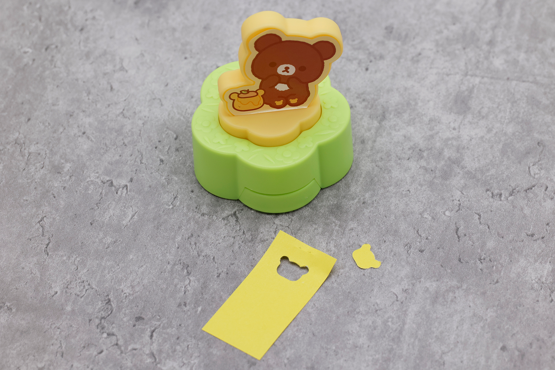 こちらがパンチャーでクマ型にくりぬいたところ