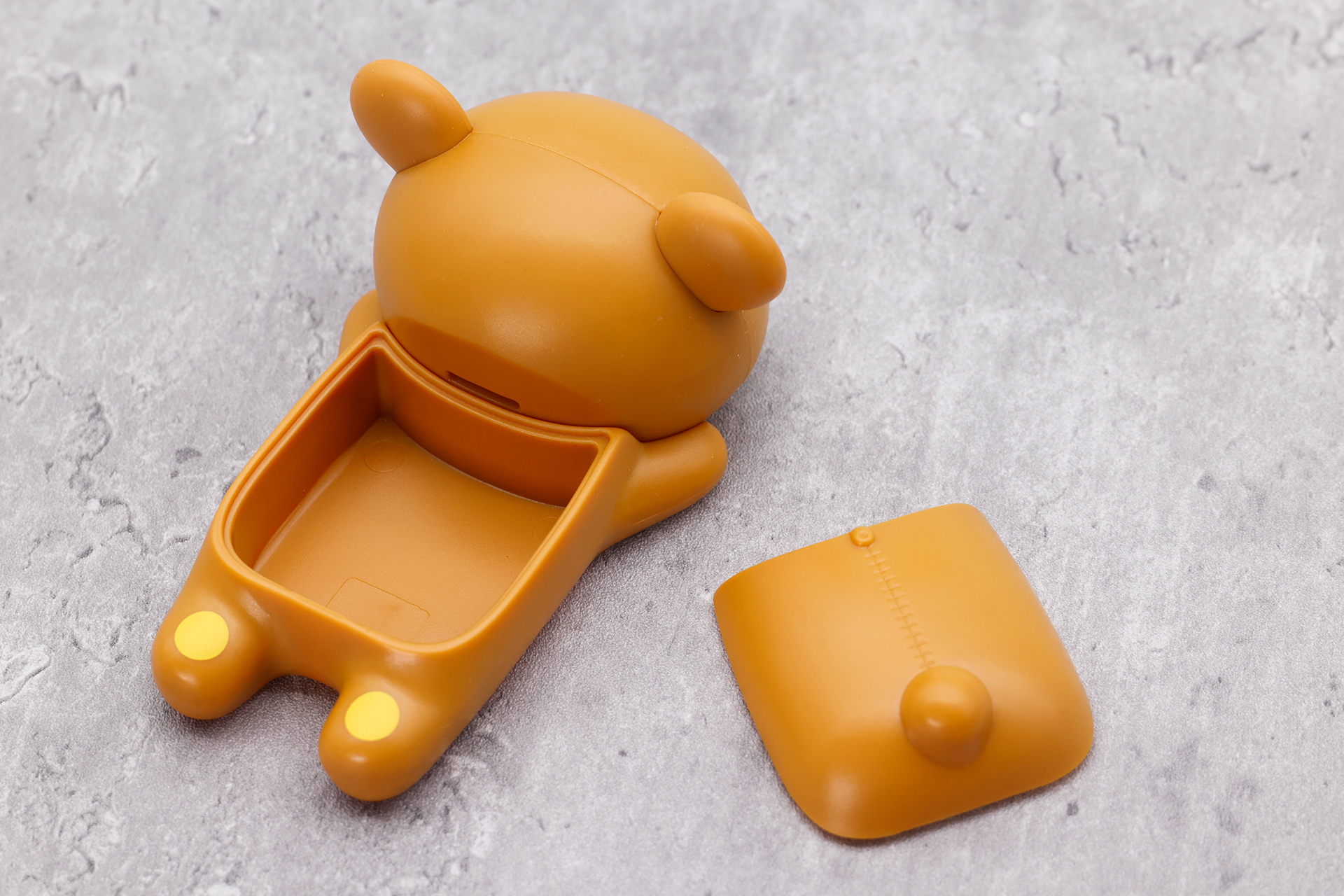 こちらは背中のフタを外したところ。中に入れるものは付属していないので、好きな小物を入れておこう