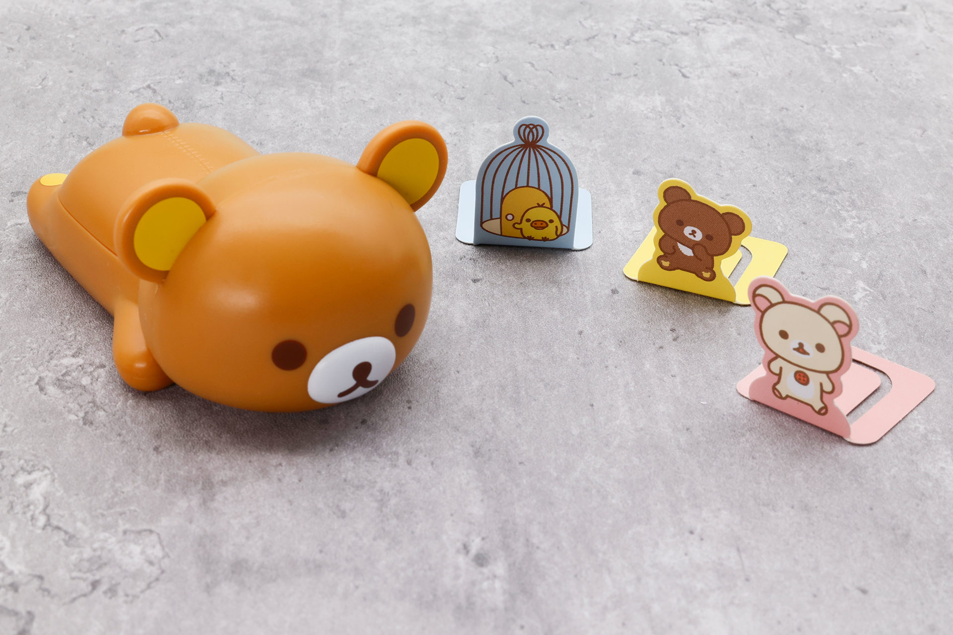 ペーパークリップは折り曲げることで、リラックマと一緒に飾ることもできる