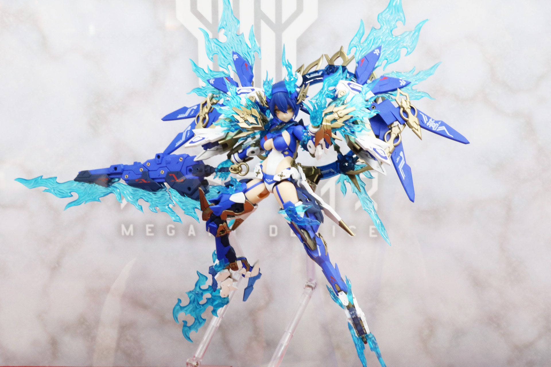 アーマーの各所から噴き出す蒼い炎が見る者を虜にする