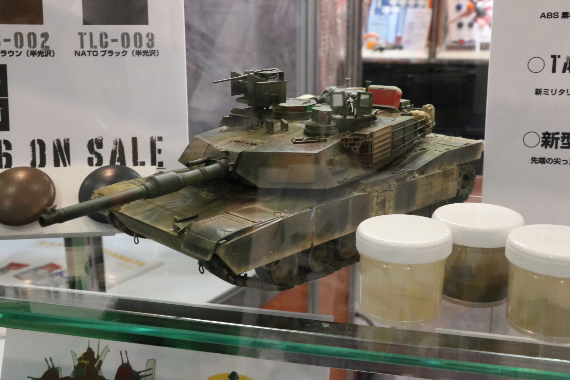 「TACTICAL LABEL」を使用した塗装見本。フラットな質感とウェザリングで重厚感ある色となっている