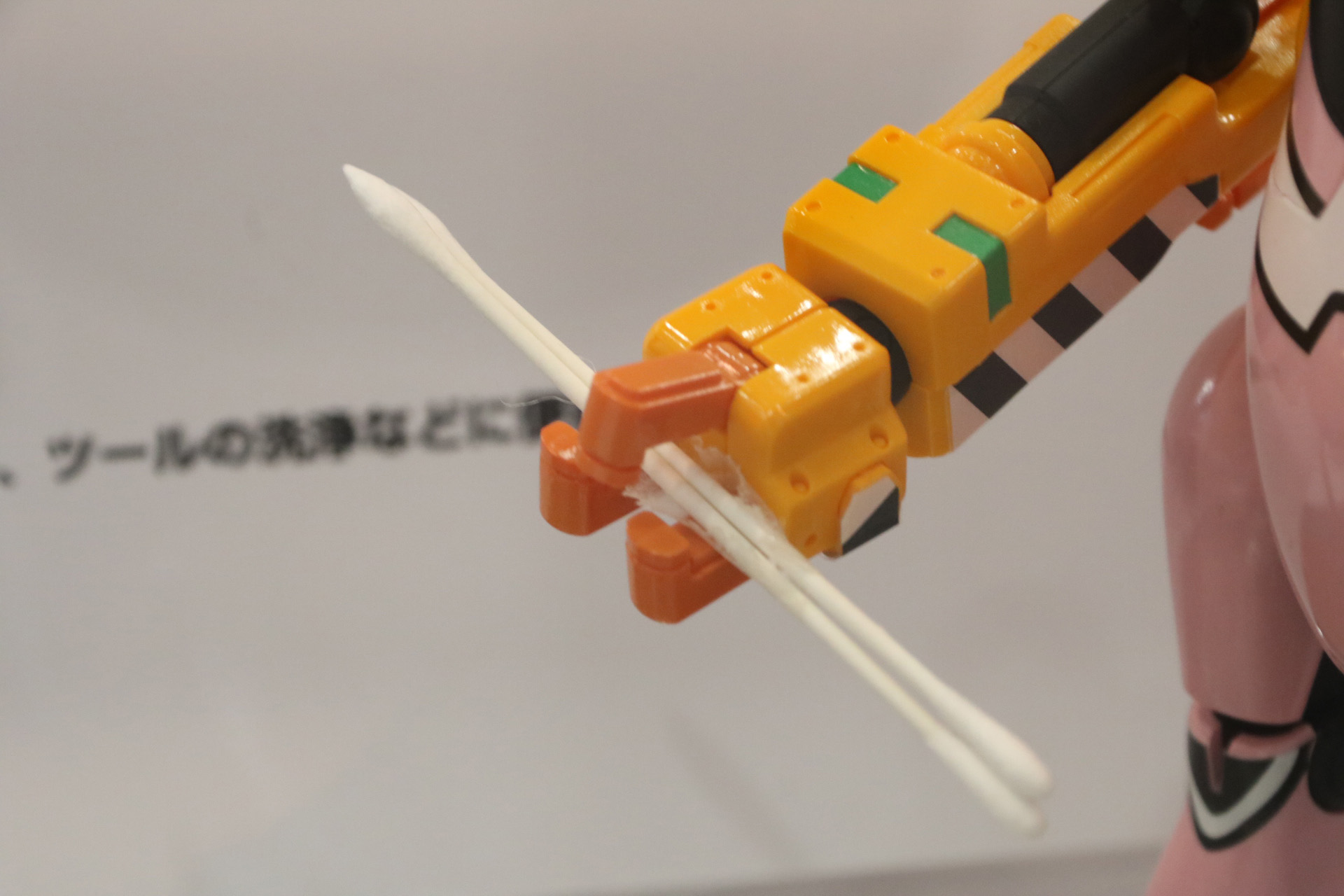 新型綿棒は持ち手も細いものとなっている