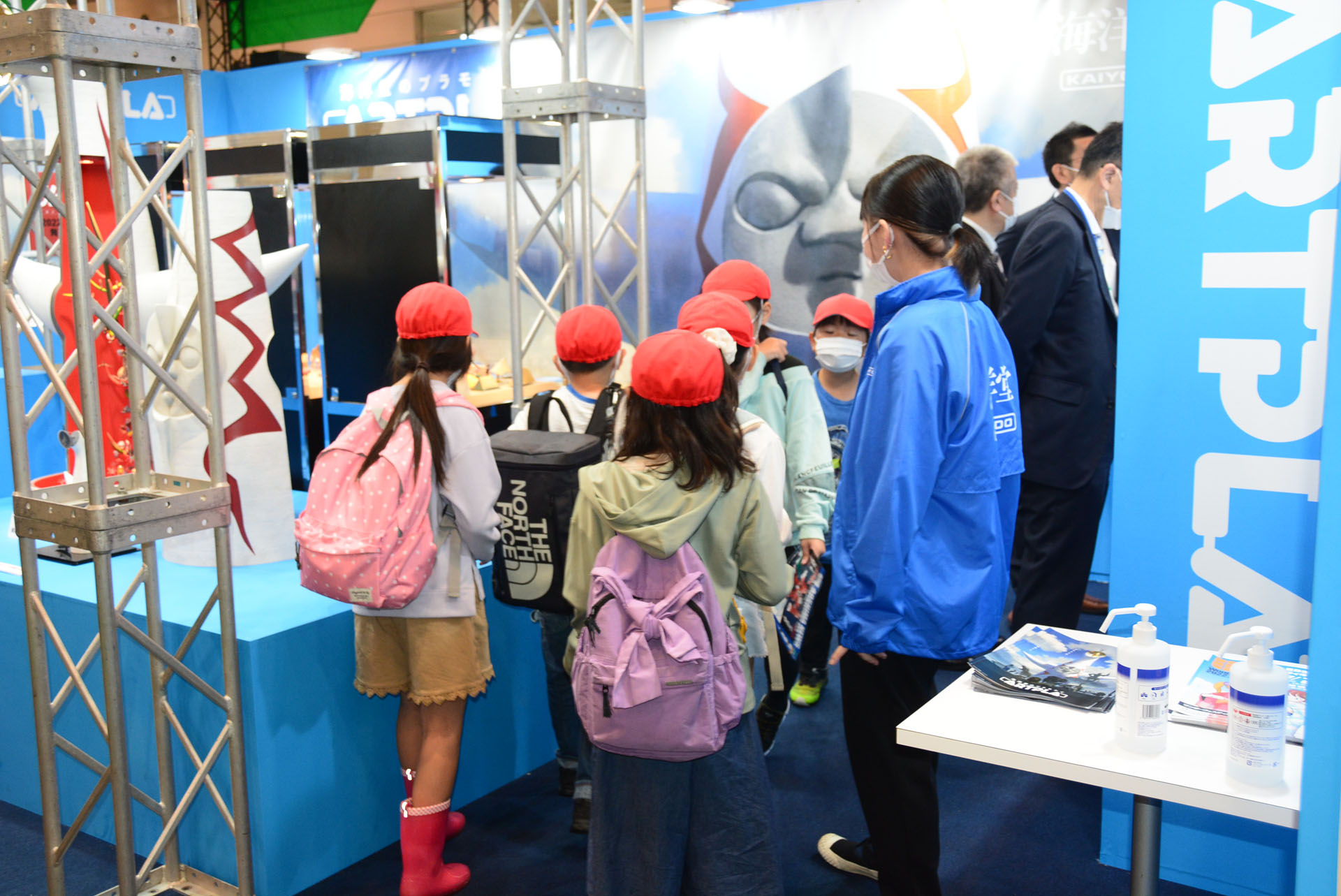 各メーカーブースを訪れる子供たち。興味津々だ