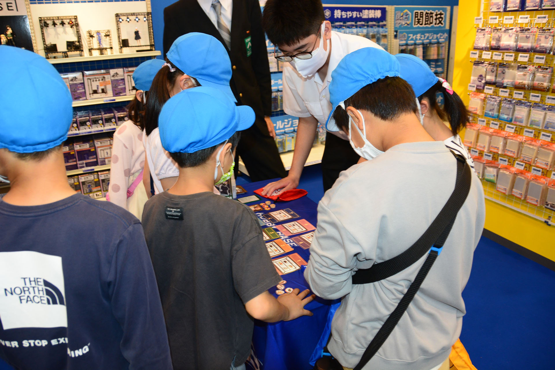 各メーカーブースを訪れる子供たち。興味津々だ