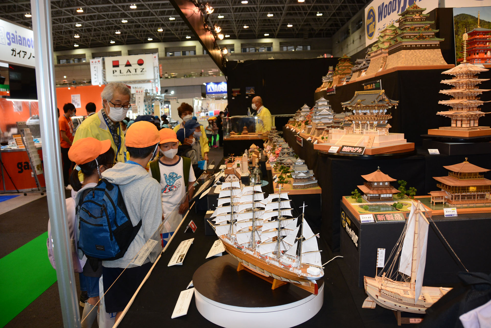 各メーカーブースを訪れる子供たち。興味津々だ