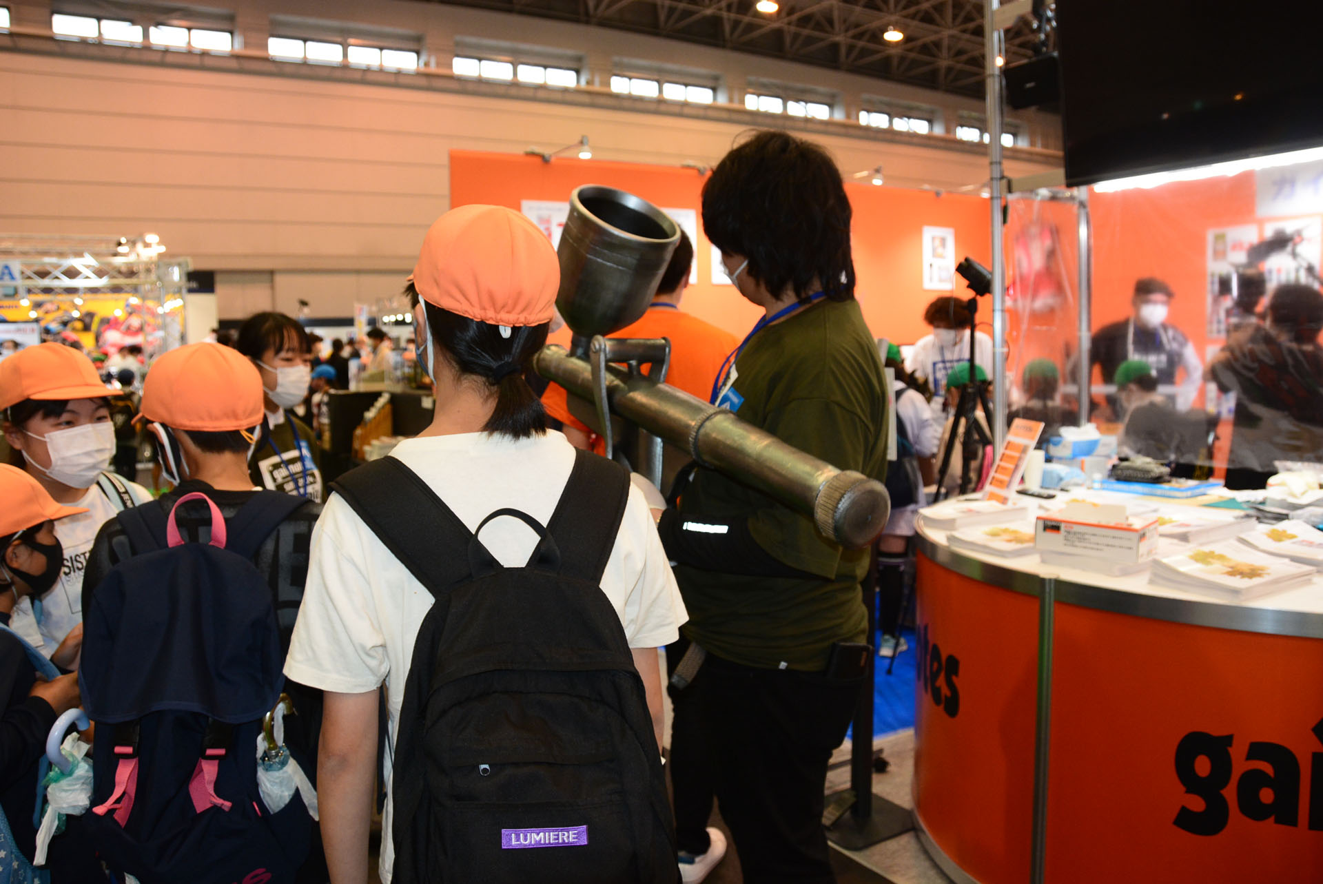 ガイアノーツは巨大エアブラシで塗装を説明