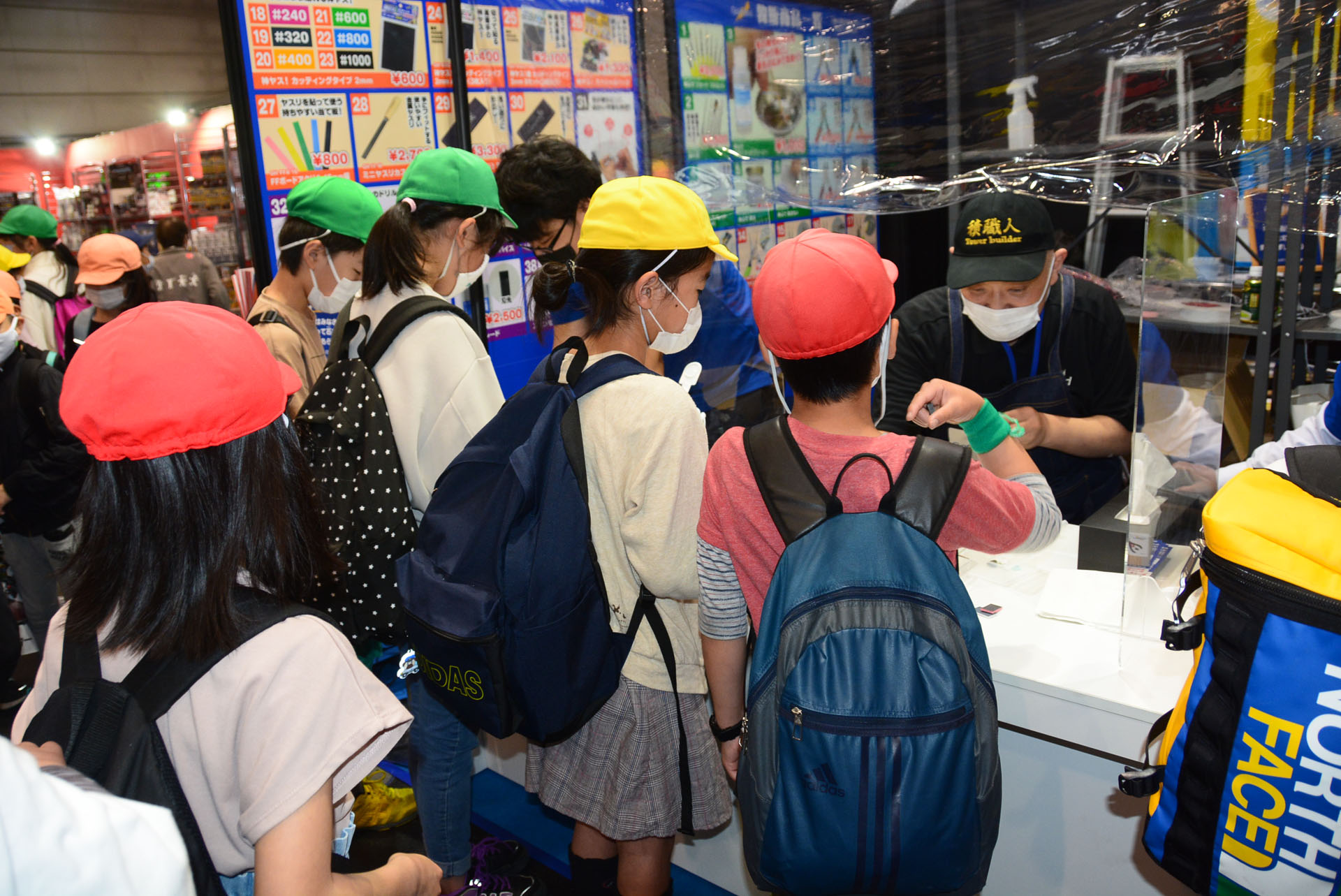 ゴッドハンドの石磨きはかなりの人気だった