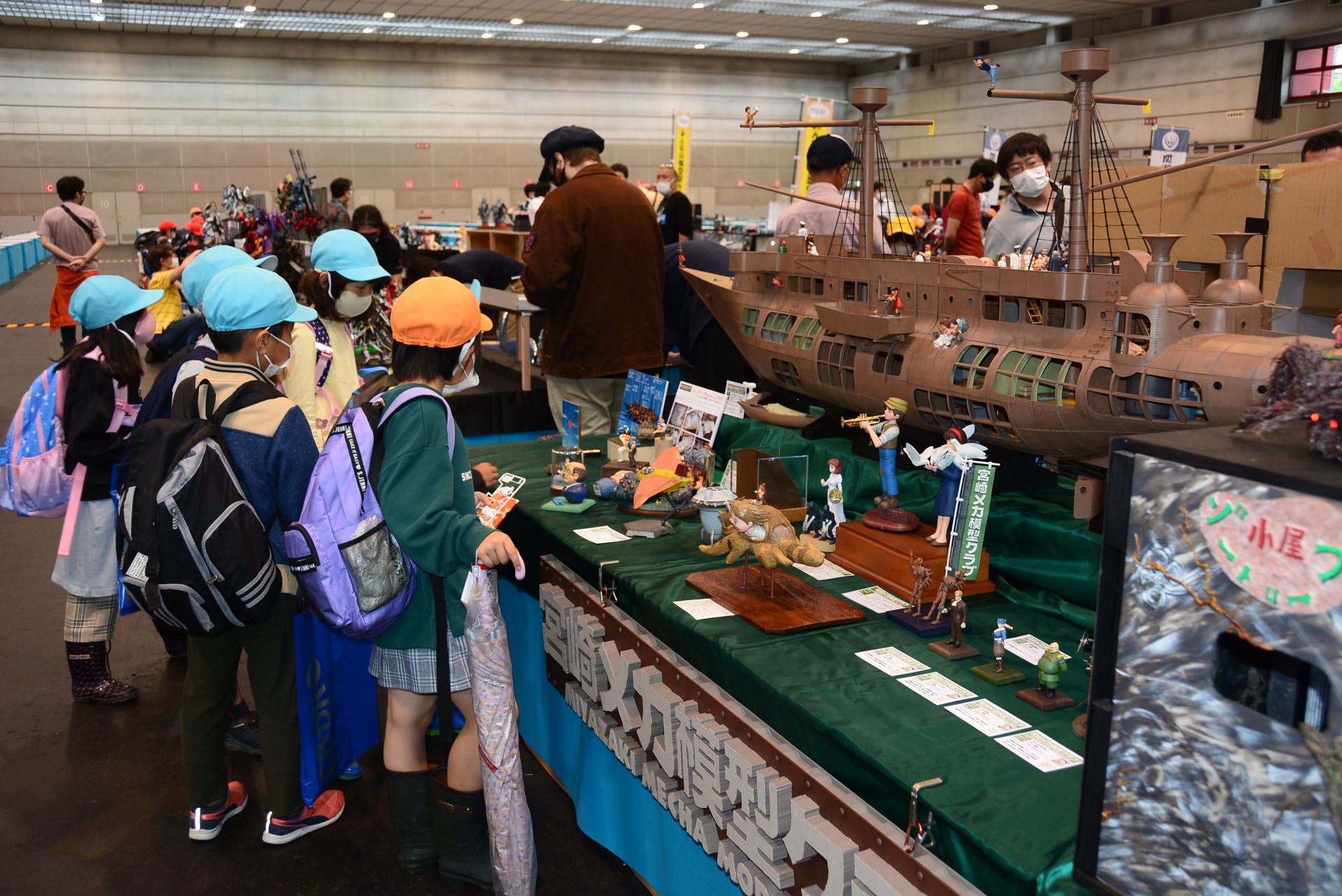 中には食い入るようにじっくり作品を見る子供も