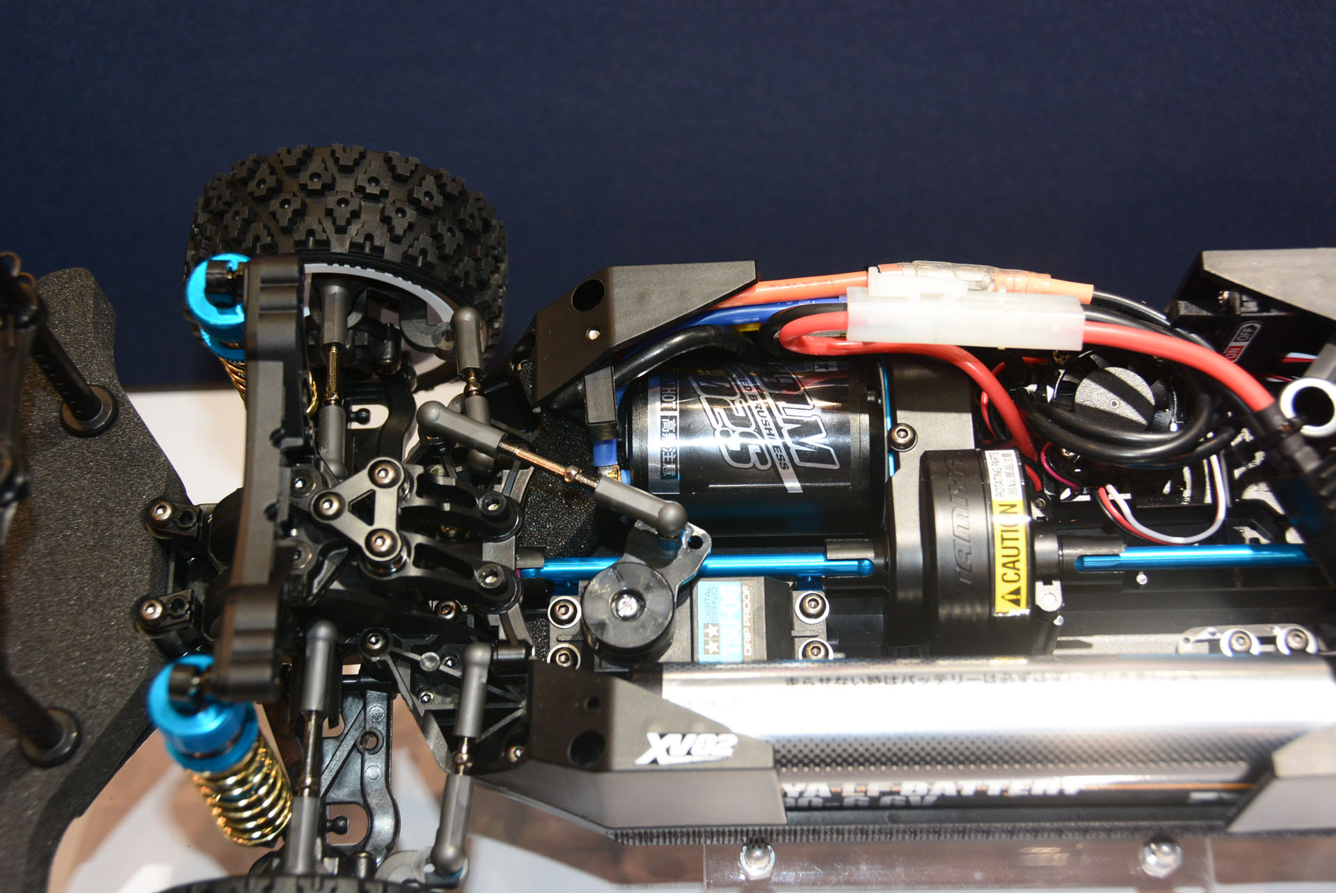 モーターが前方、バッテリーが縦置きと、パーツの配置も車体バランスに対しての工夫がある