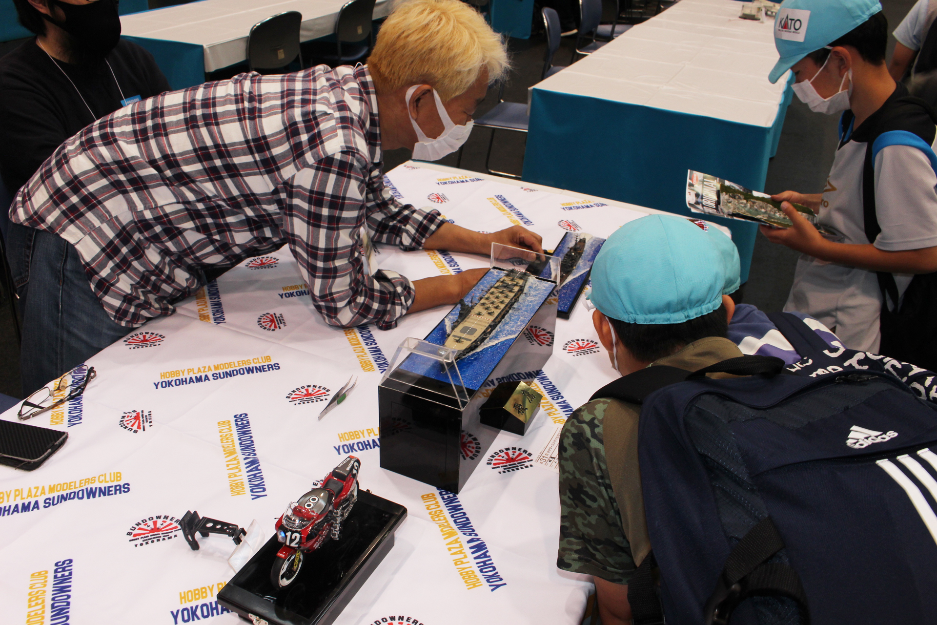 子ども達も緻密な作品に興味津々。熱心に説明するモデラーの姿も