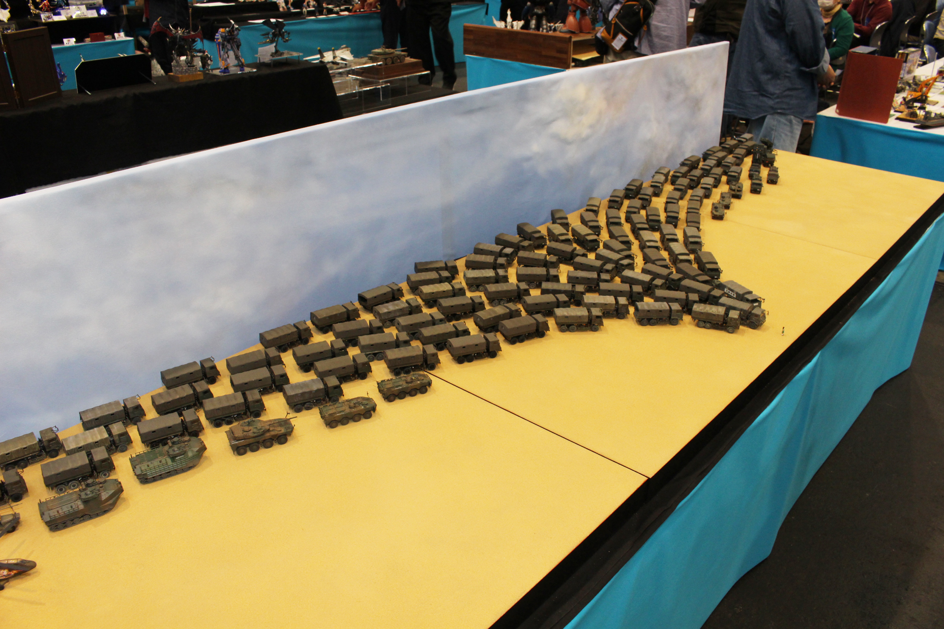 1人の少女が100台の車両を率いる、自衛隊への感謝を込めた壮大なジオラマ。俳優・石坂浩二氏のプラモデルクラブ「ろうがんず」の作品だ