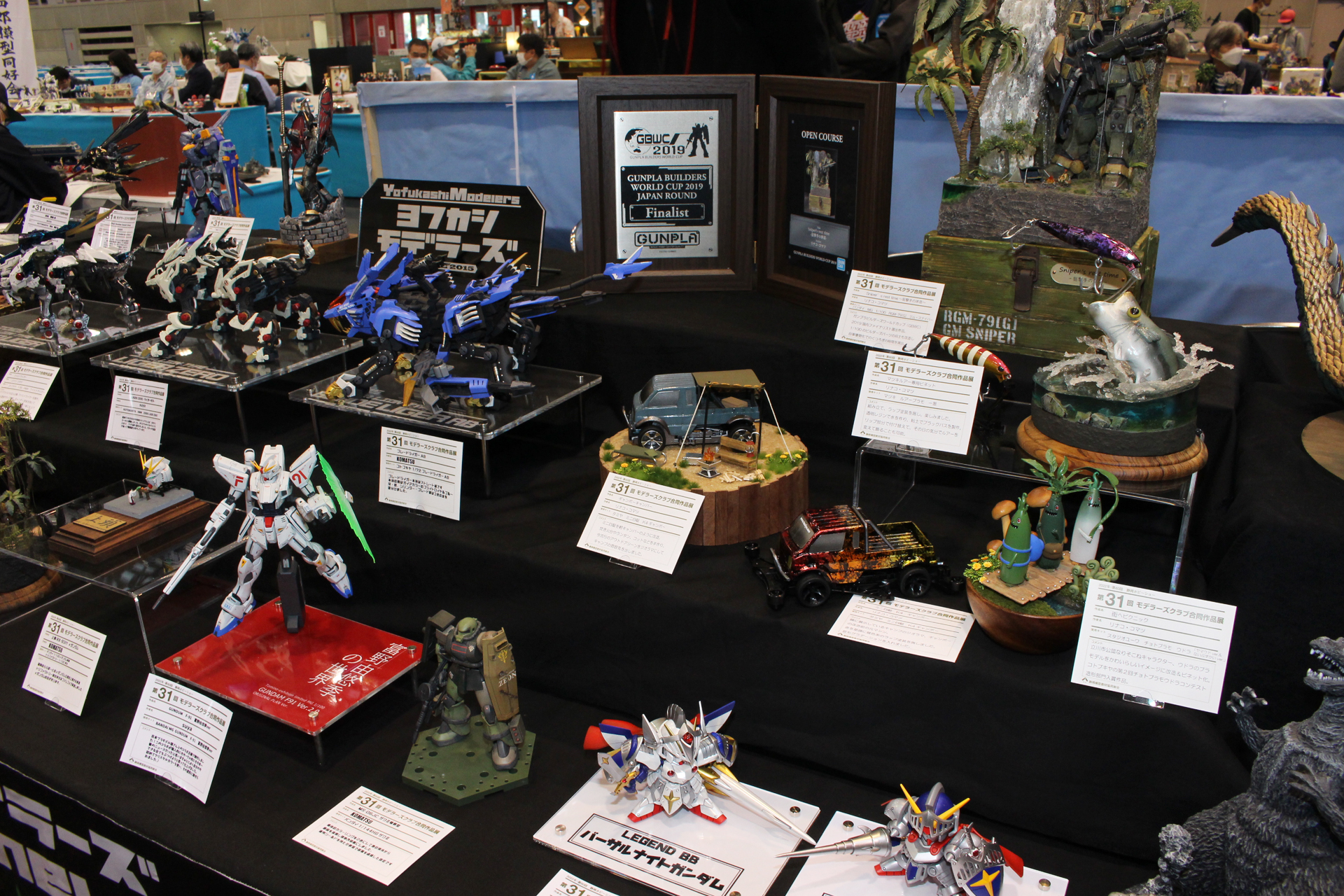 ガンプラ、SDガンダム、ミニ四駆、ルアープラモなど、バラエティに富んだ作品が並ぶ