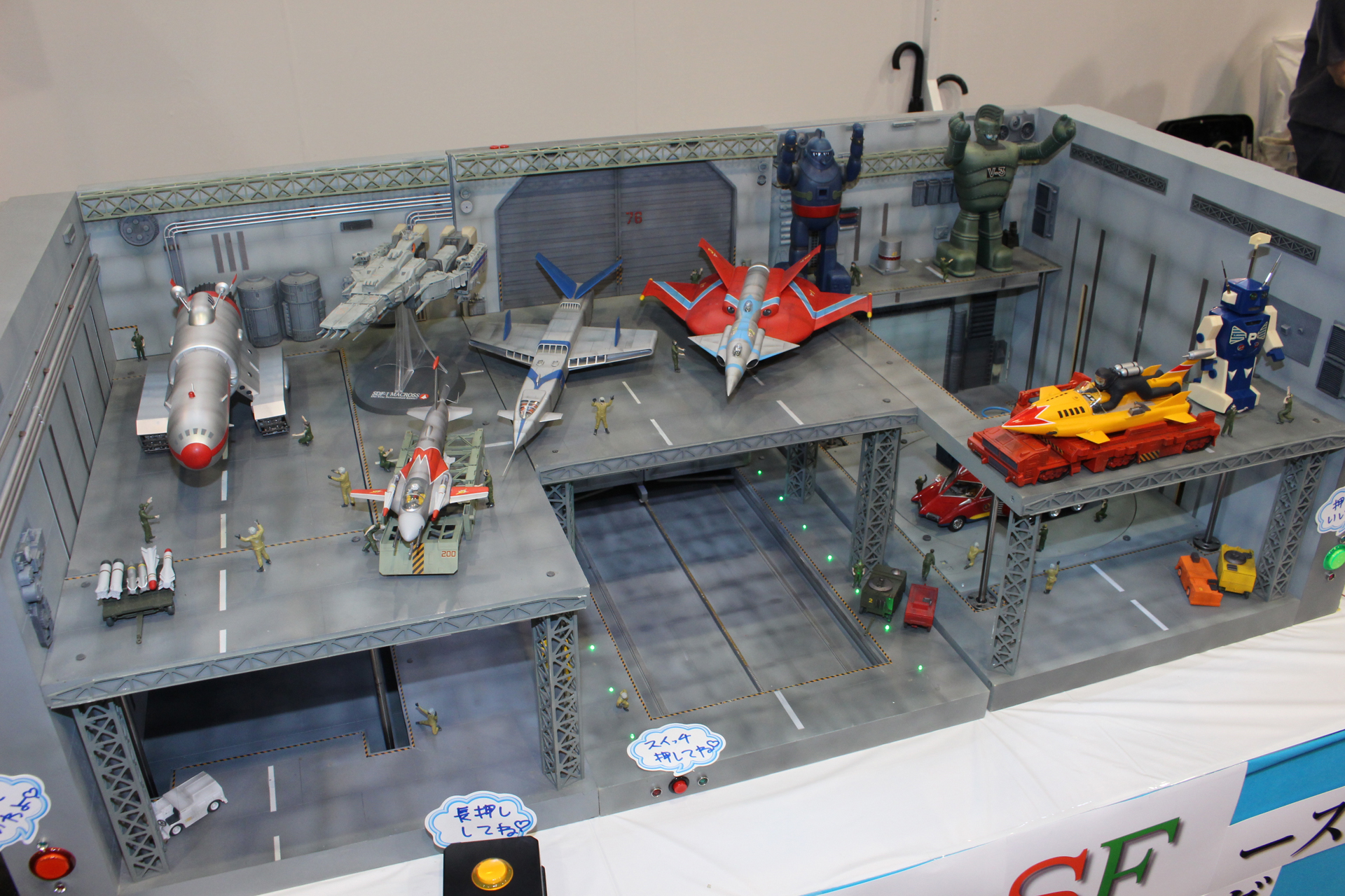 スケール感をあえて意識せず、多彩なメカを設置した格納庫のジオラマ