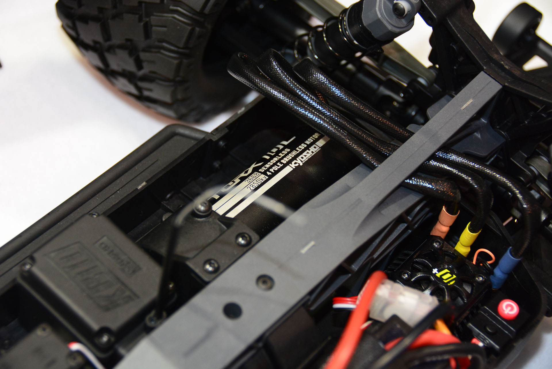 大容量バッテリーと大型ブラシレスモーターが驚異の走りを実現させる