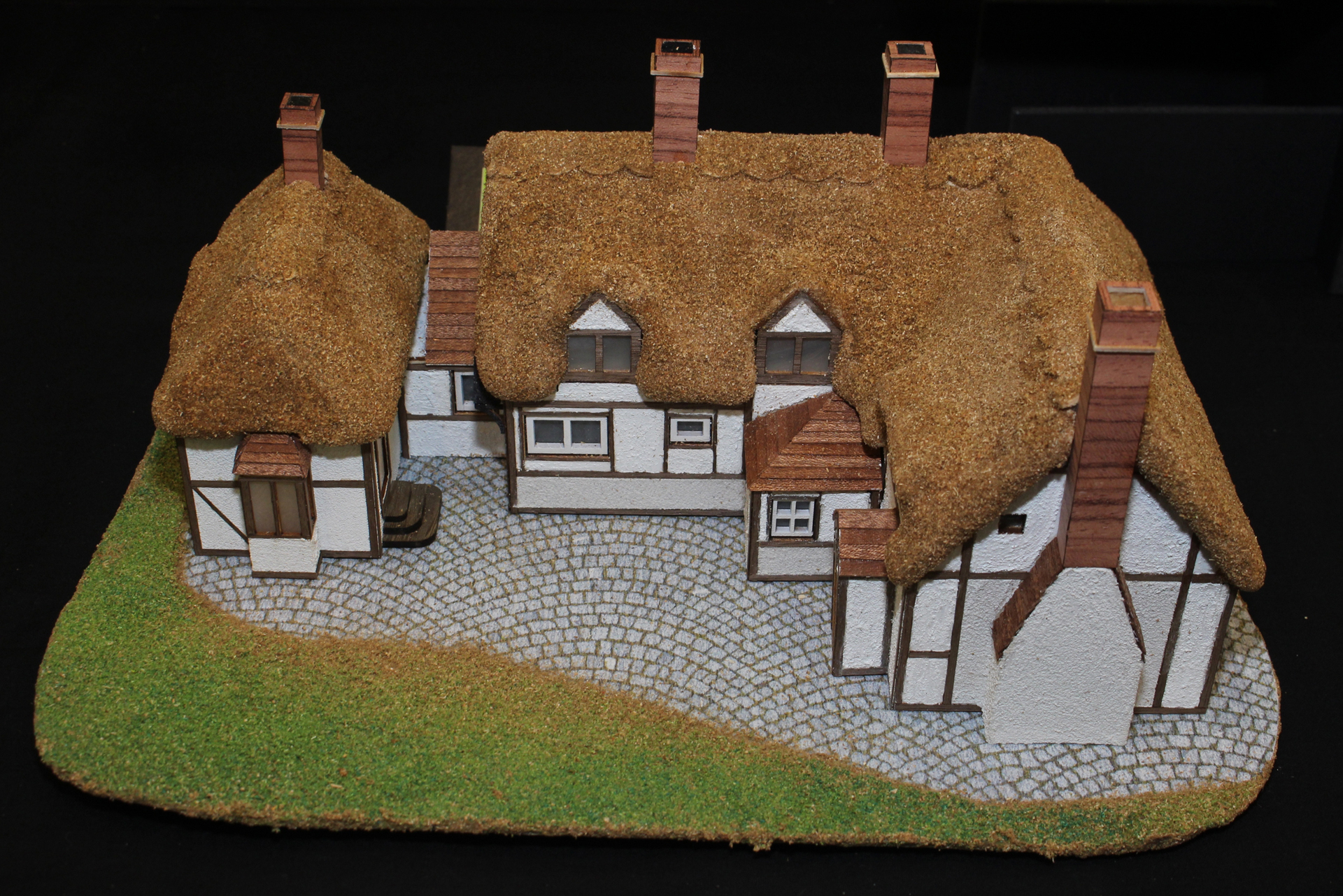 「1/80 ヨーロッパの街並みシリーズ イギリス」。300年以上前に建てられた家屋をメンテナンスし現在も使われている