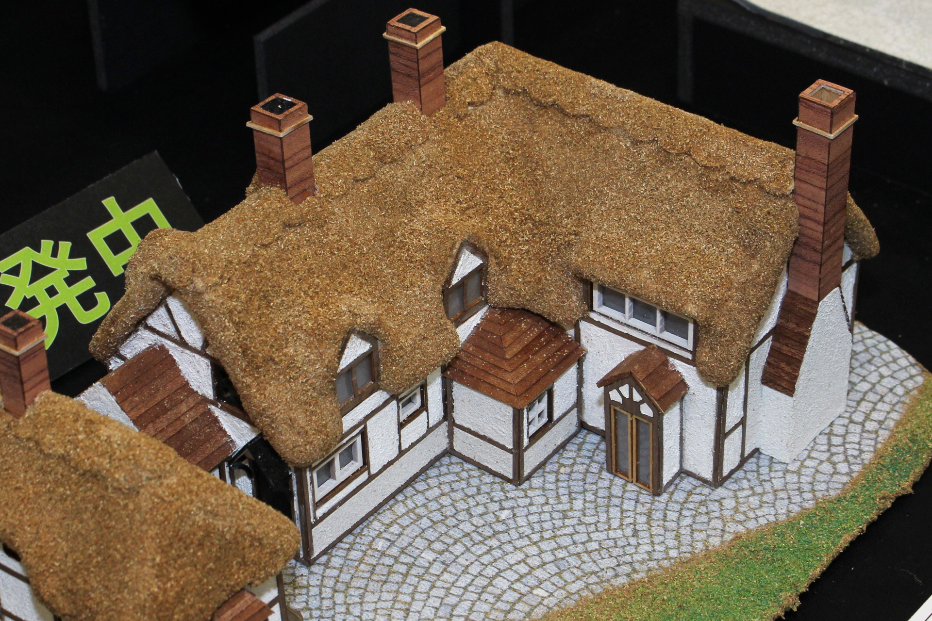 同社の茅葺き屋根はこれまで麻紐を切って作る仕様だったが、難易度が高いという声を受け、木粉粘土とパウダーでの表現を採用した