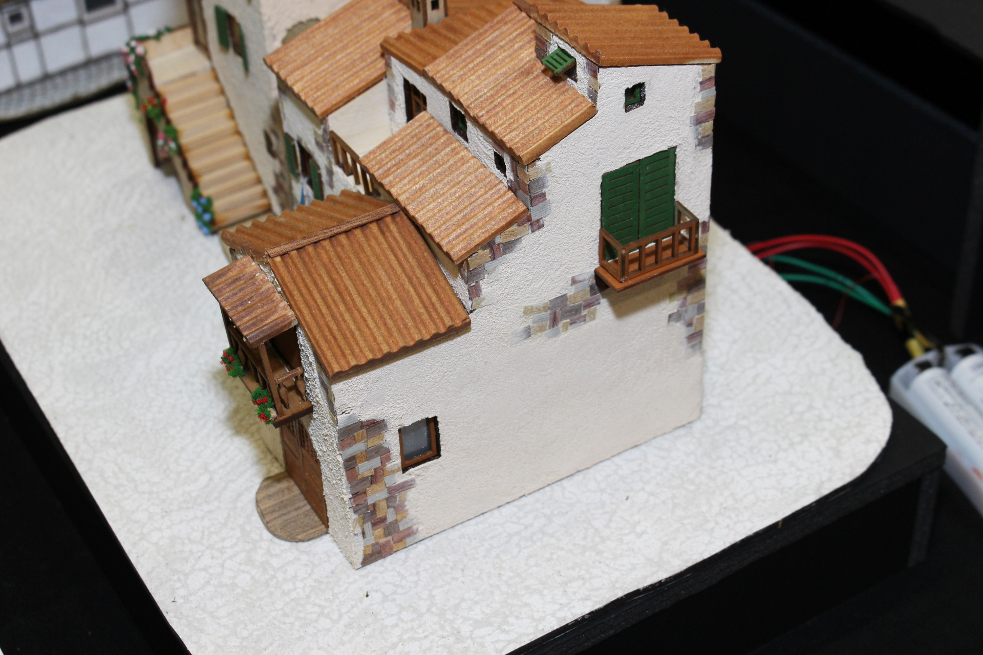 石壁は漆喰で塗り固められていて、模型では特殊な塗料でそれを表現している