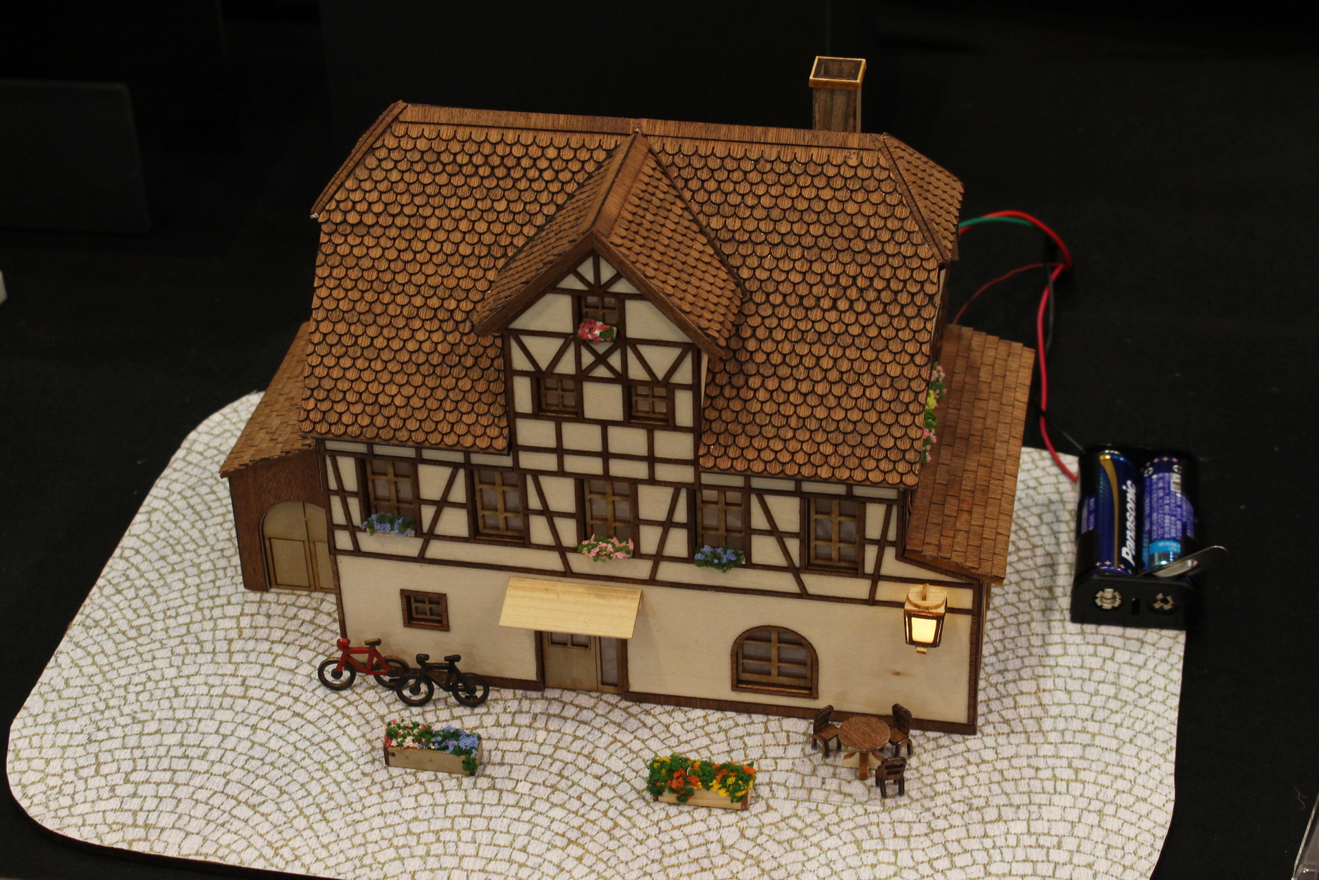 窓や外灯などに電飾が施されていて、これは実際の商品にも採用したいとのこと。細かなストラクチャーももちろん木製だ